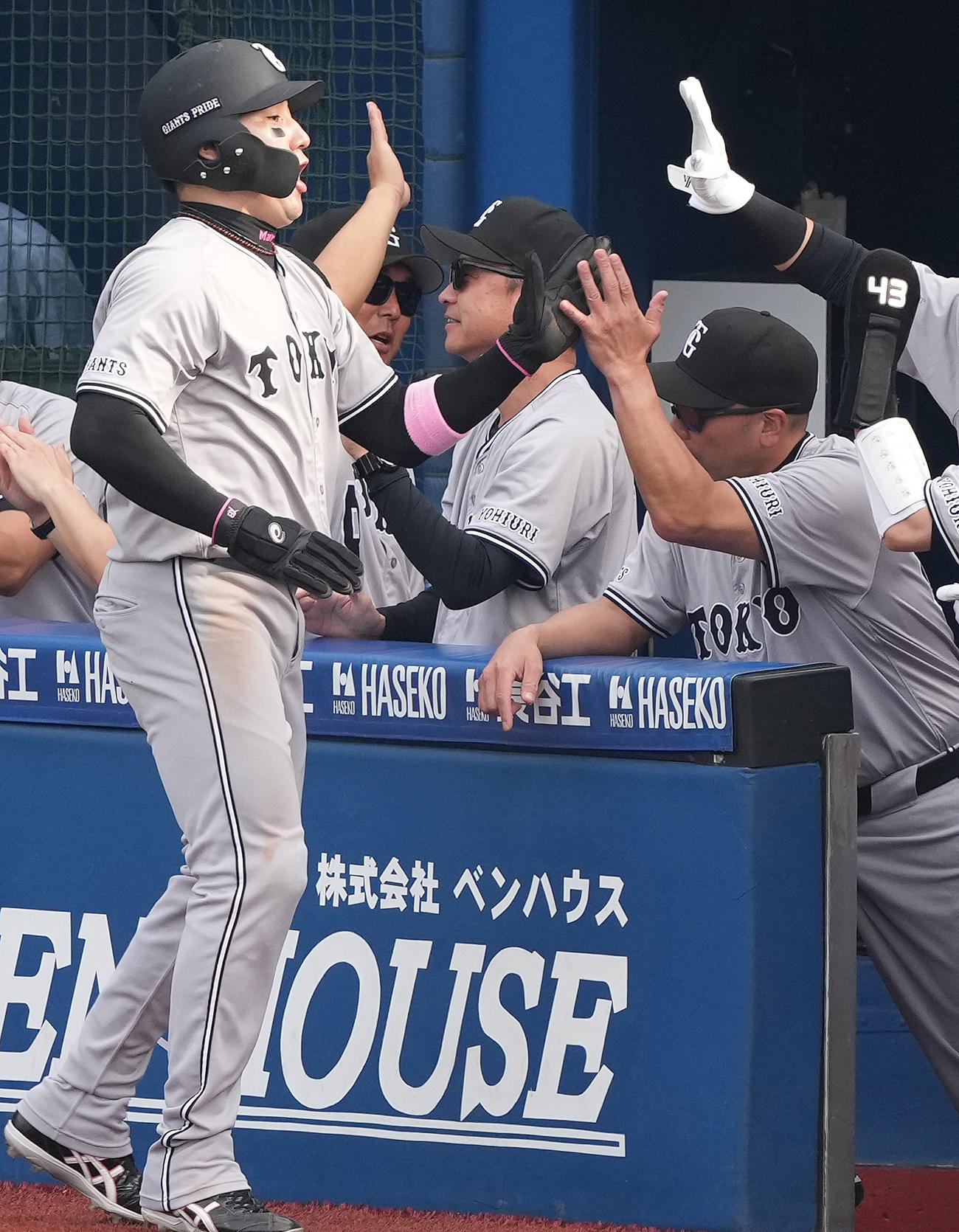 DeNA対巨人　6回表巨人2死二塁、佐々木の中適時二塁打で生還した丸（左）を迎える阿部監督（右）（撮影・鈴木みどり）