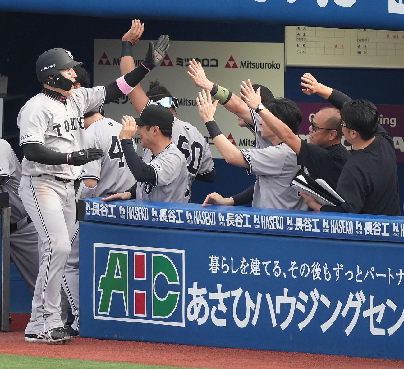 DeNA対巨人　6回表巨人2死二塁、佐々木の中適時二塁打で生還した丸（左）はナインと笑顔でハイタッチ（撮影・鈴木みどり）