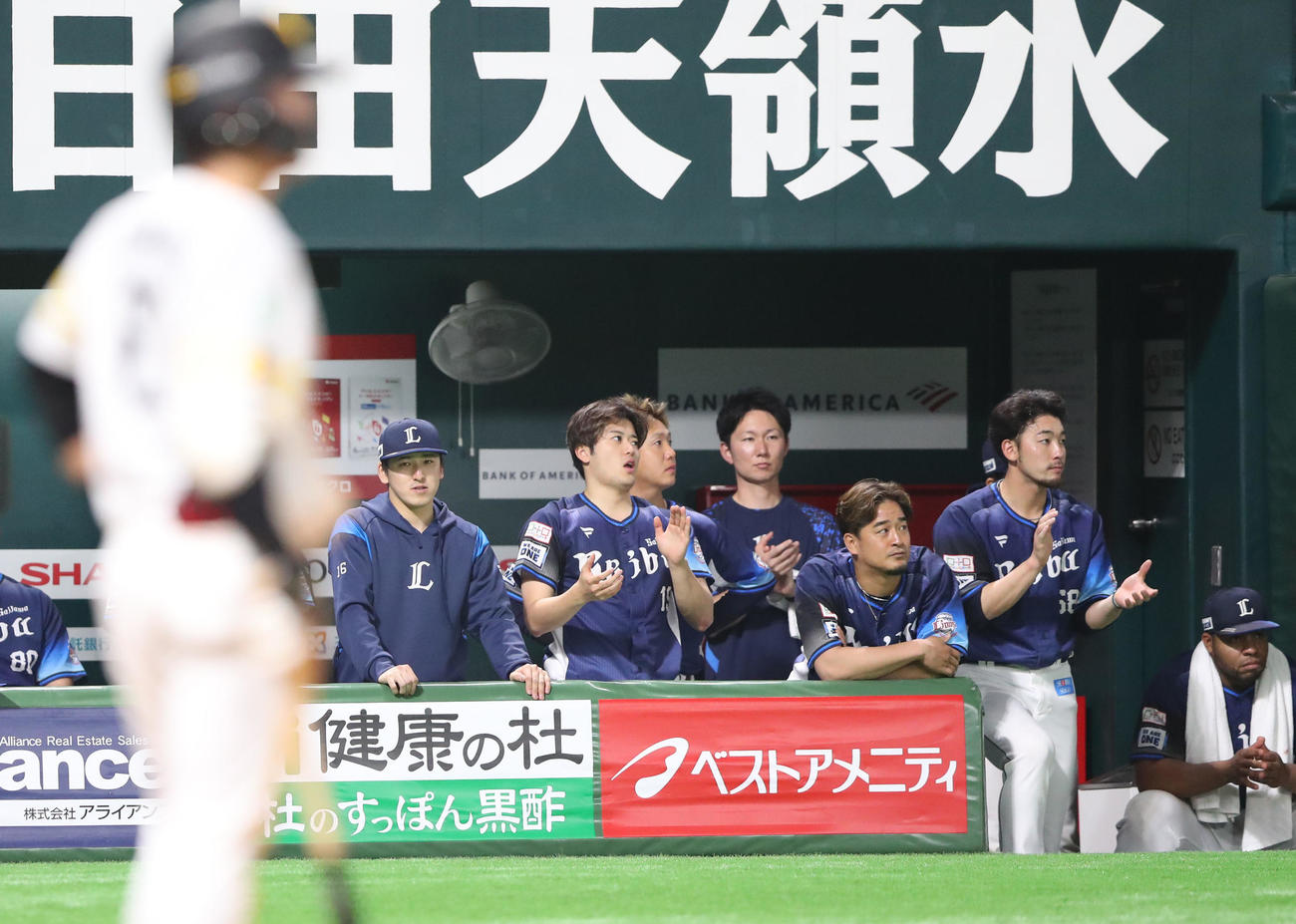 ソフトバンク対西武　延長12回裏、ベンチから戦況を見守西武ナイン（撮影・梅根麻紀）