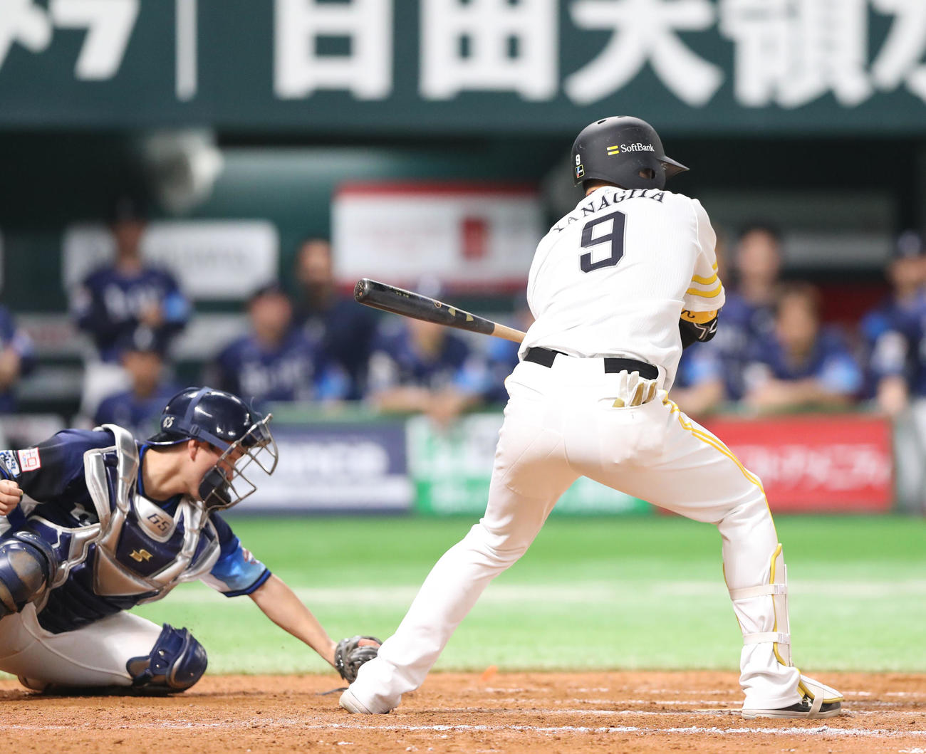 ソフトバンク対西武　延長12回裏ソフトバソフトバンク対西武　延長12回裏ソフトバンク2死満塁、打者柳田のときヤンが投げたボールを捕手の古市が後方へそらしてしまい三塁走者の緒方が生還、サヨナラとなる（撮影・梅根麻紀）