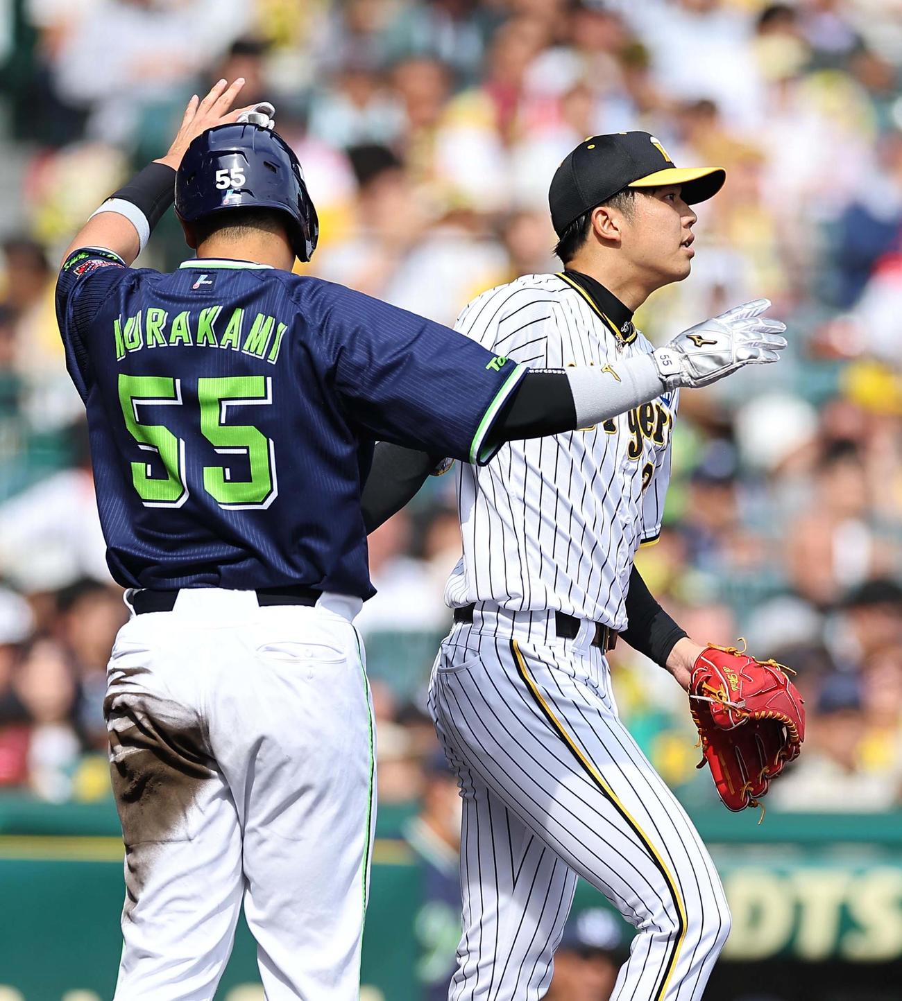 阪神対ヤクルト　4回表ヤクルト無死一塁、才木（右）はサンタナの適時二塁打で村上の生還を許す（撮影・上田博志）