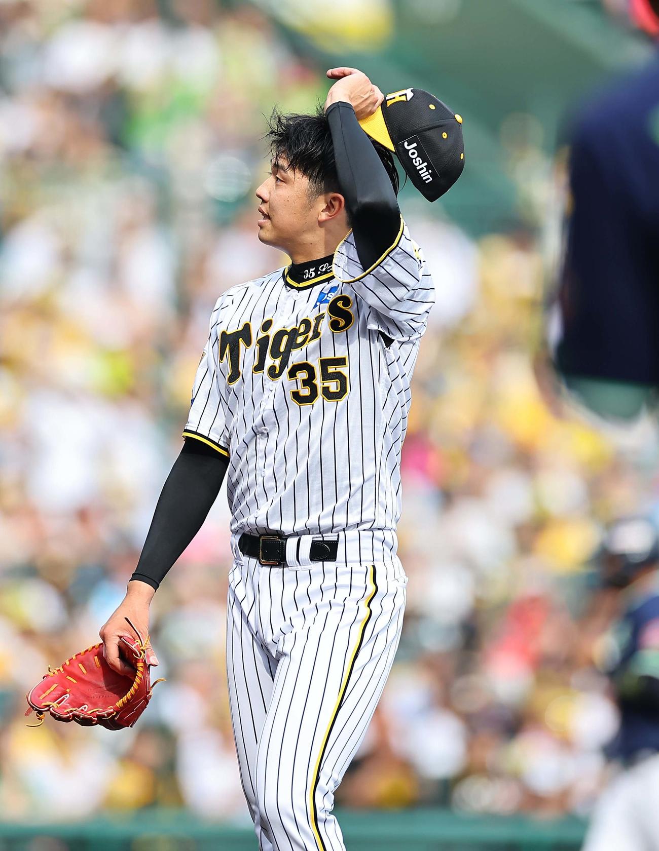 阪神対ヤクルト　5回、勝ち越しを許した才木は悔しそうな表情でベンチに引き揚げる（撮影・上田博志）