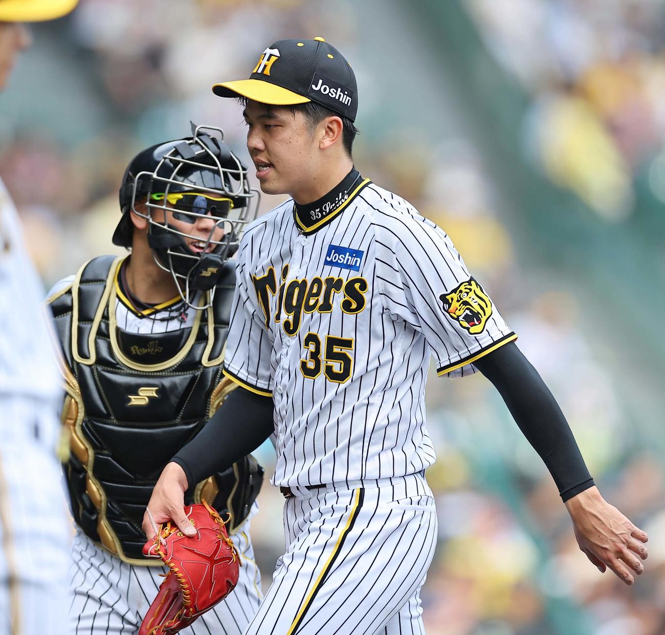 阪神対ヤクルト　5回、勝ち越しを許した才木は悔しそうな表情でベンチに引き揚げる（撮影・上田博志）