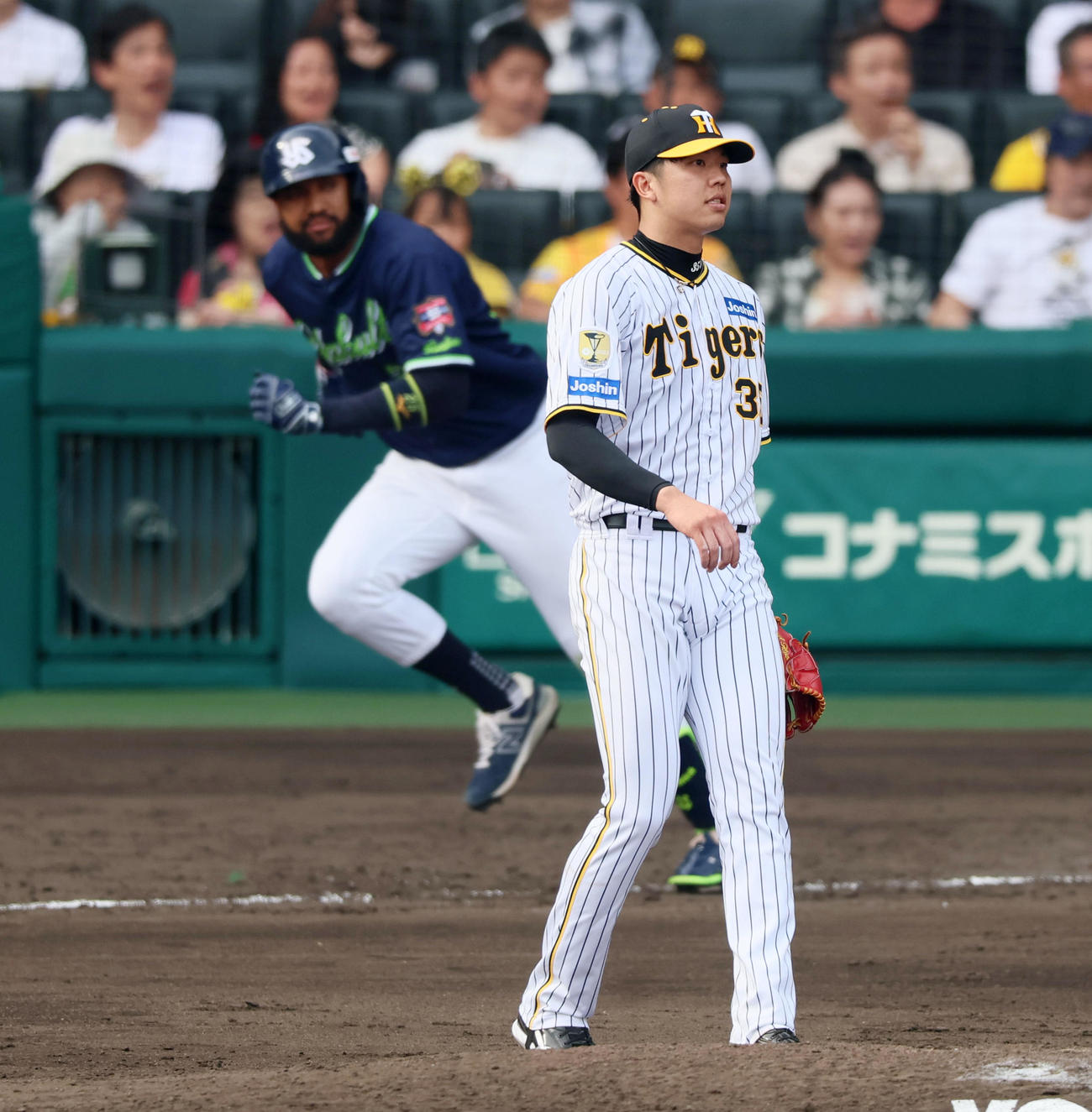 阪神対ヤクルト　5回表ヤクルト2死一、三塁、才木はサンタナに左適時打を打たれ失点（撮影・加藤哉）