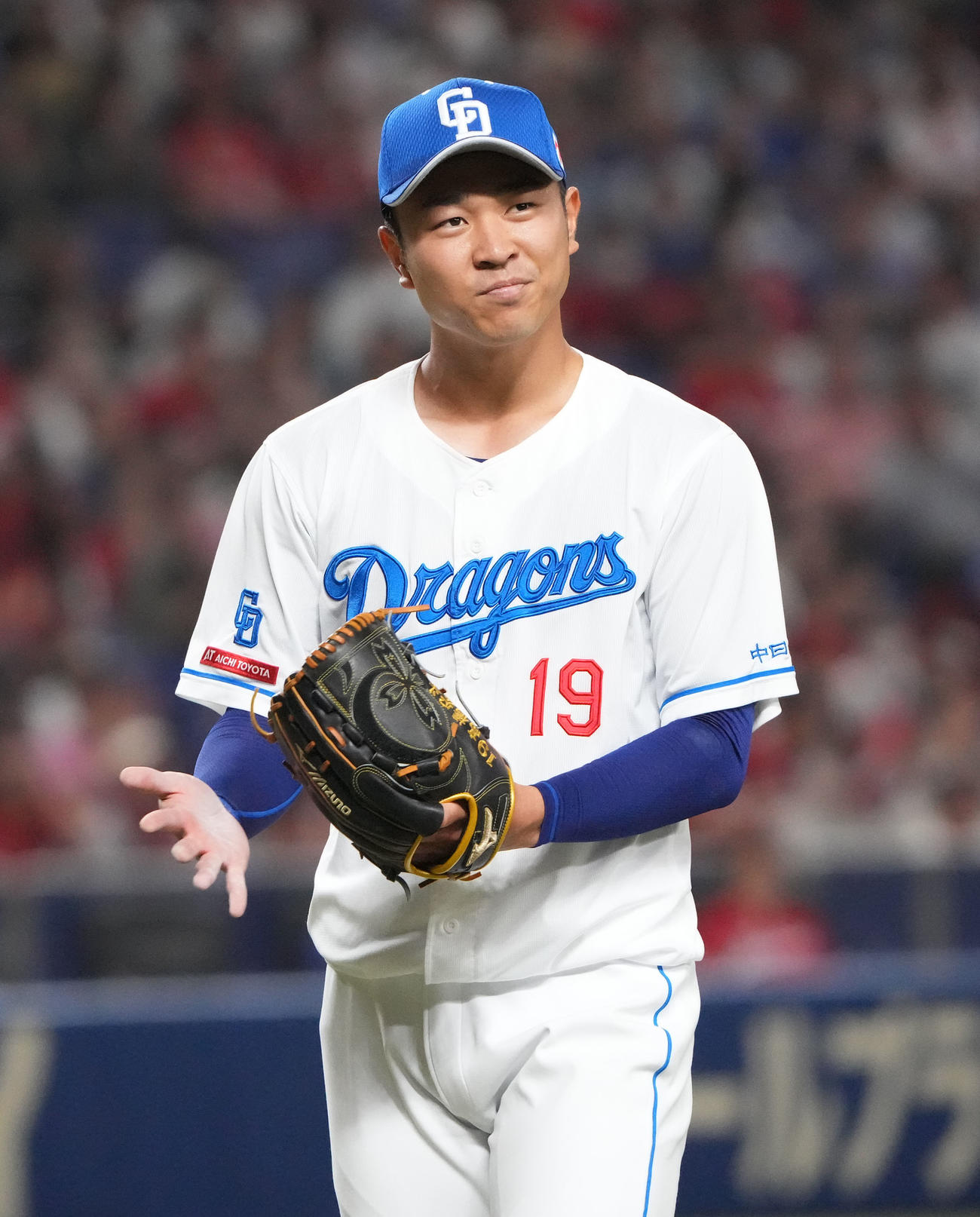 中日対広島　6回表終了、グラブをたたきながらベンチへ戻る高橋宏（撮影・森本幸一）