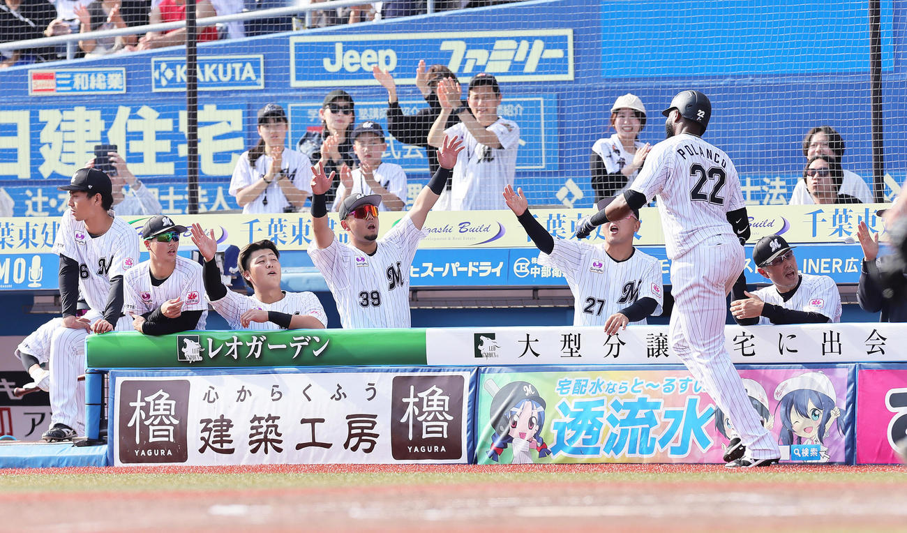 ロッテ対楽天　5回裏ロッテ1死、右越え本塁打を放ったポランコ（右から2人目）を迎える吉井監督（右端）ら（撮影・足立雅史）