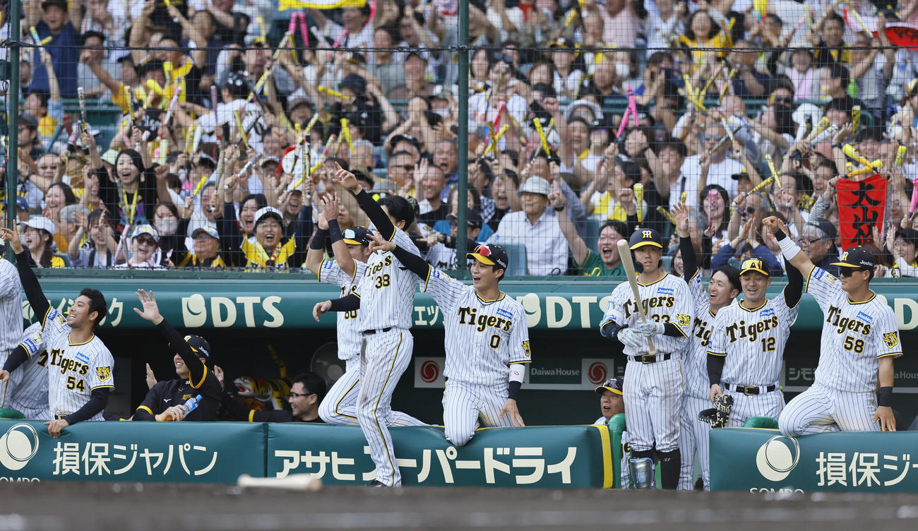 阪神対ヤクルト　7回裏阪神2死一、二塁、大山の逆転の2点適時打で喜ぶ加治屋（左端）ら阪神ナイン（撮影・藤尾明華）