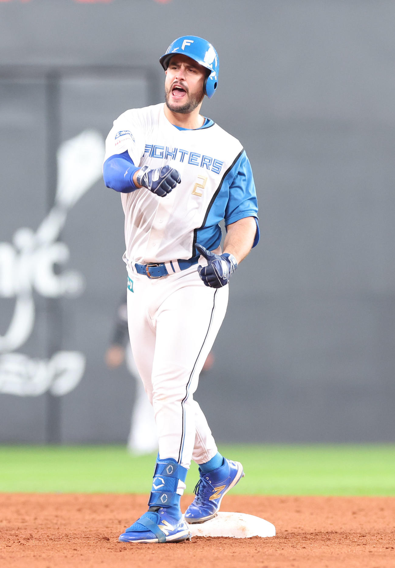 日本ハム対オリックス　5回裏日本ハム2死二塁、マルティネスは適時二塁打を放ちガッツポーズをする（撮影・佐藤翔太）
