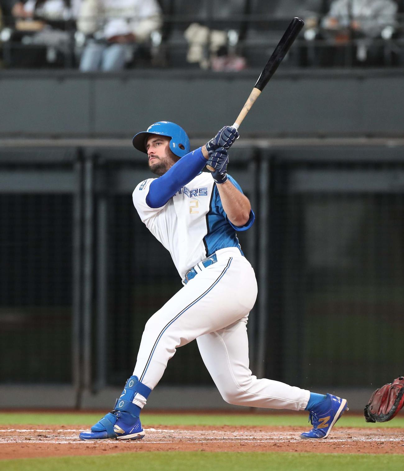 日本ハム対オリックス　5回裏日本ハム2死二塁、左越え適時二塁打を放つマルティネス（撮影・黒川智章）