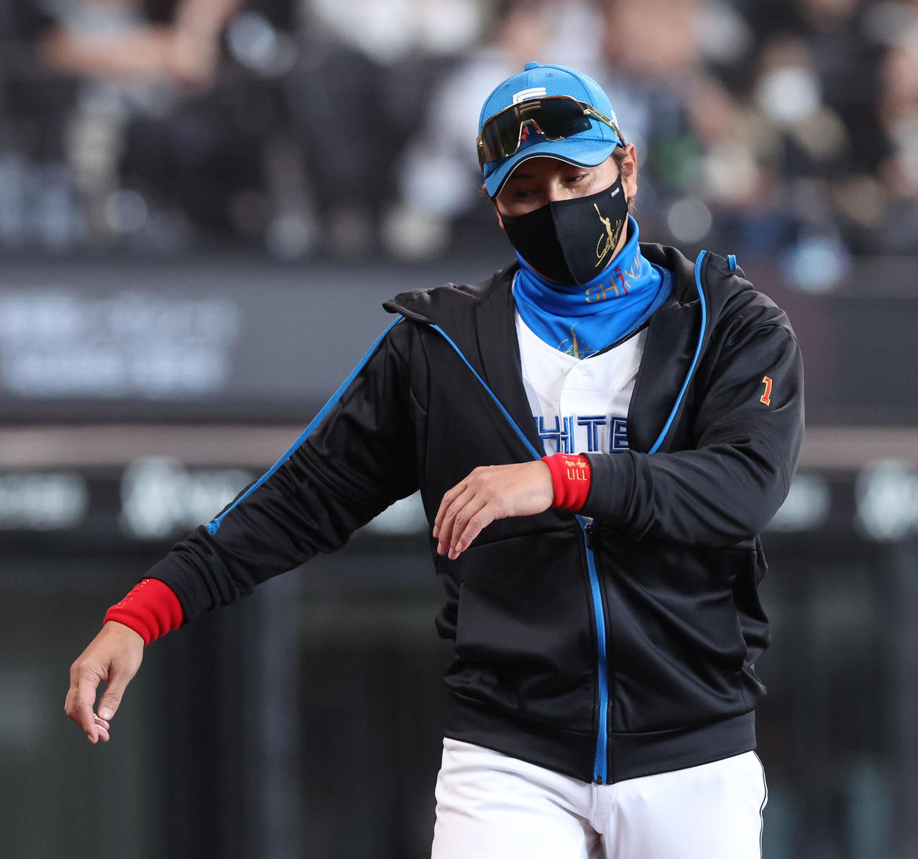 日本ハム対オリックス　7回表、選手交代を告げる新庄監督（撮影・佐藤翔太）
