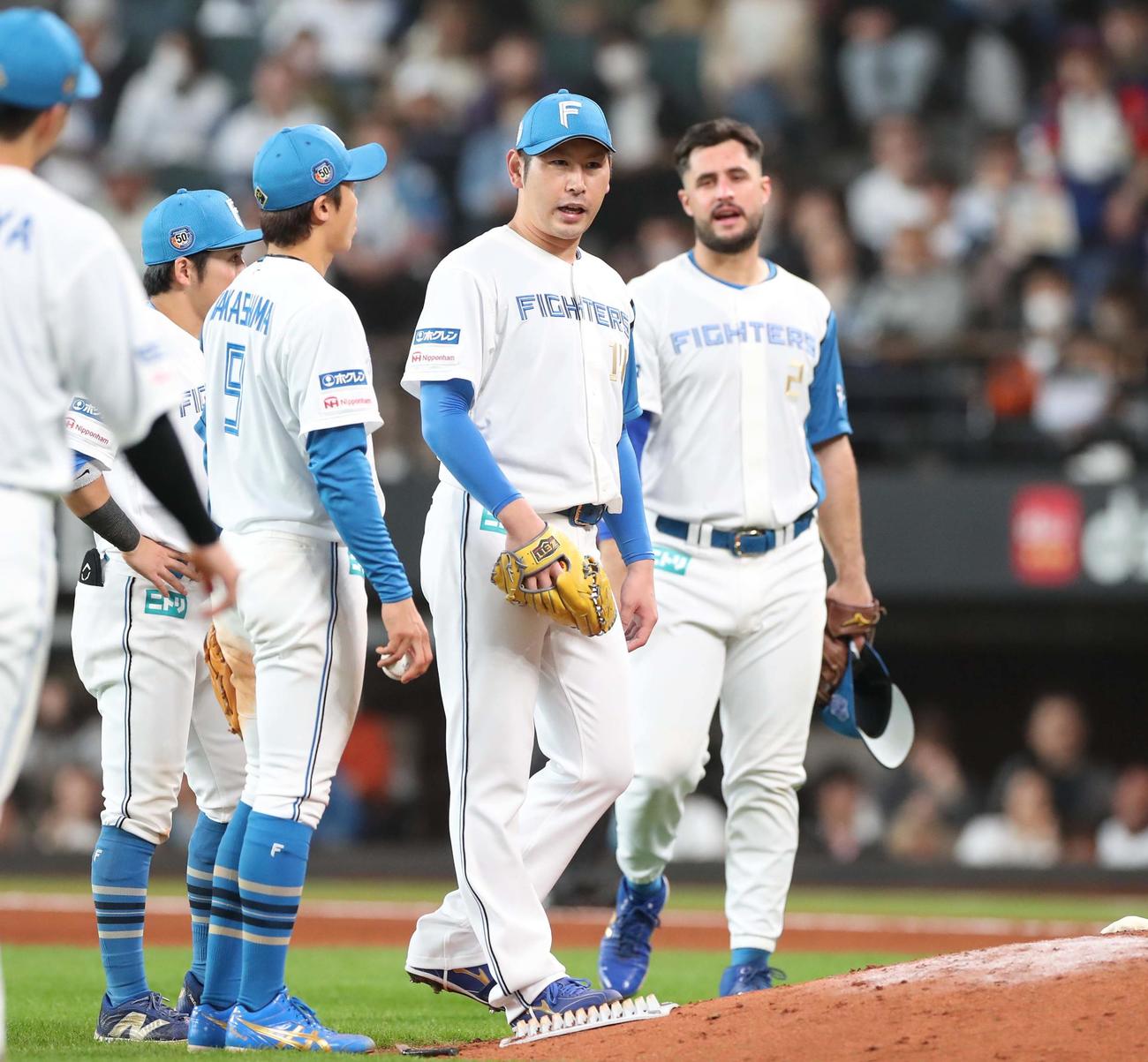 日本ハム対オリックス　6回途中降板の加藤貴（中央）（撮影・黒川智章）