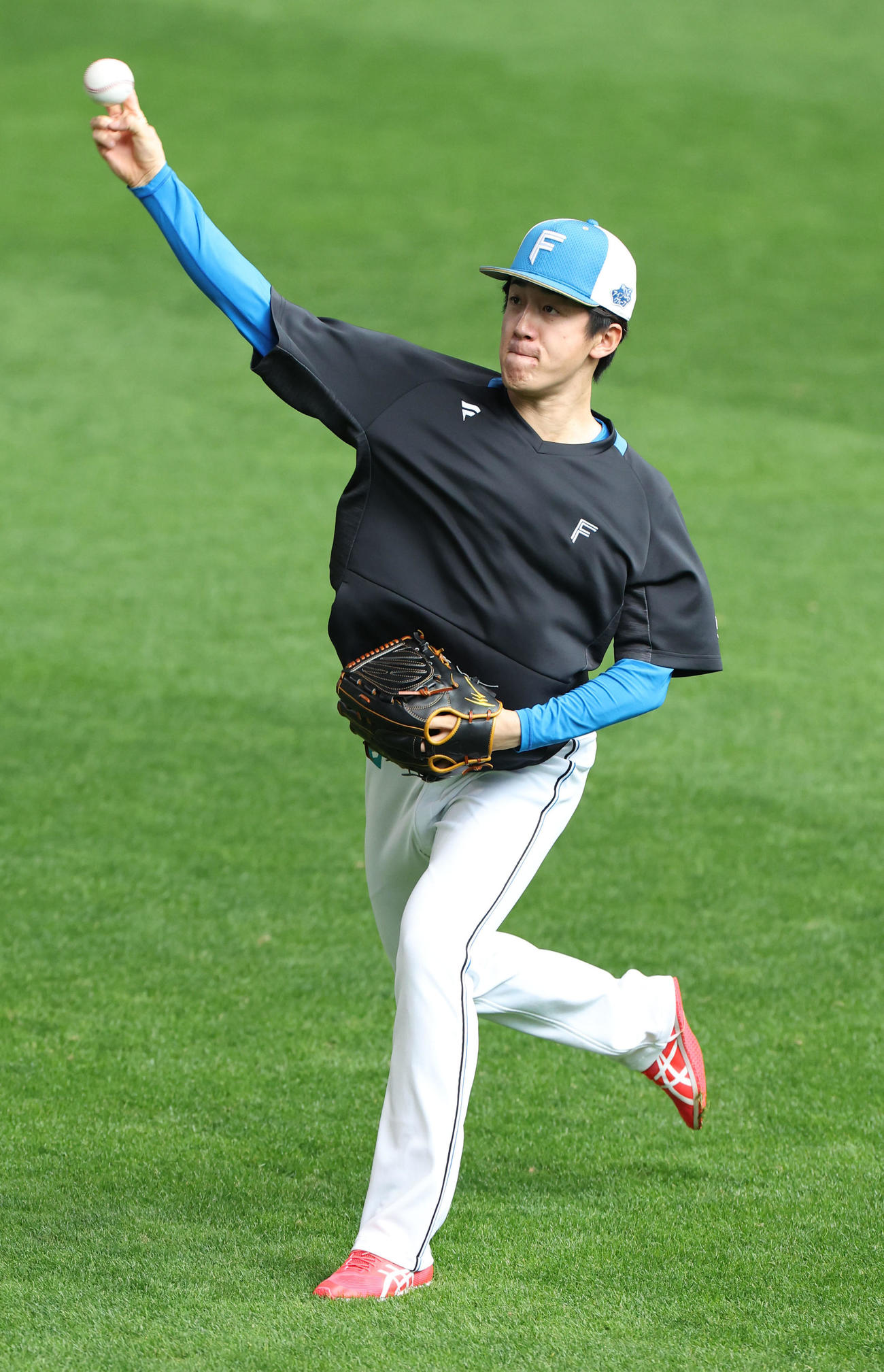 日本ハム対オリックス　キャッチボールをする日本ハム北山（撮影・佐藤翔太）