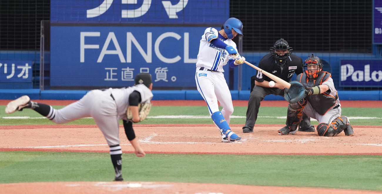 DeNA対巨人　7回裏DeNA1死、二ゴロに倒れる度会。投手井上（撮影・鈴木みどり）