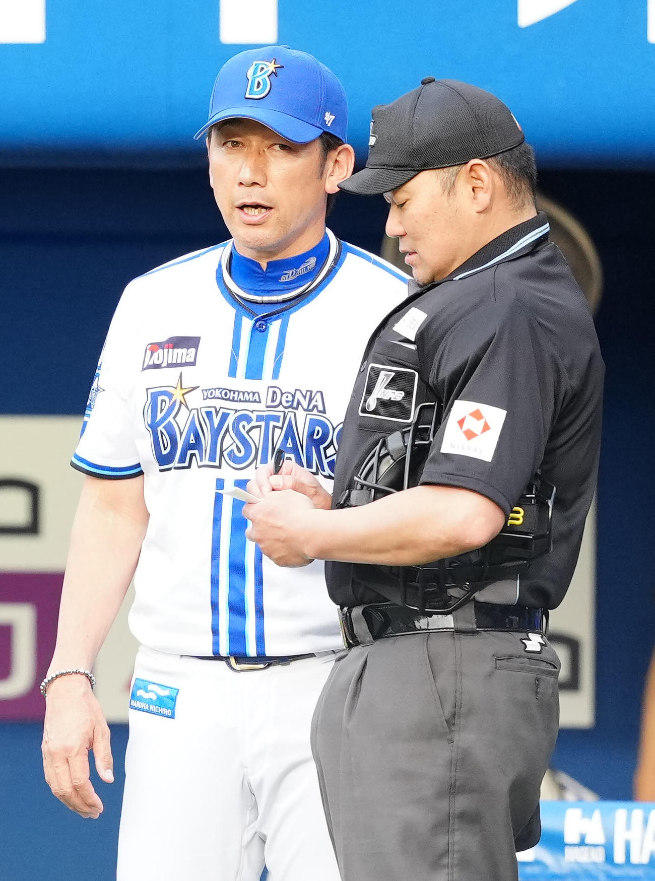 DeNA対巨人　9回表開始前、選手交代を告げるDeNA三浦監督（左）（撮影・江口和貴）