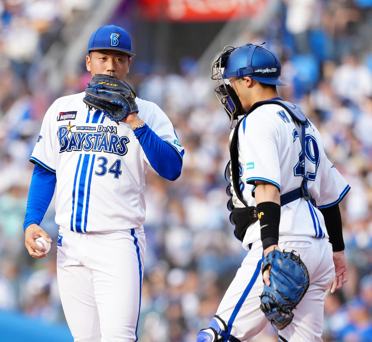DeNA対巨人　8回表巨人2死一塁、吉川に適時二塁打を浴びた松本凌（左）（撮影・江口和貴）