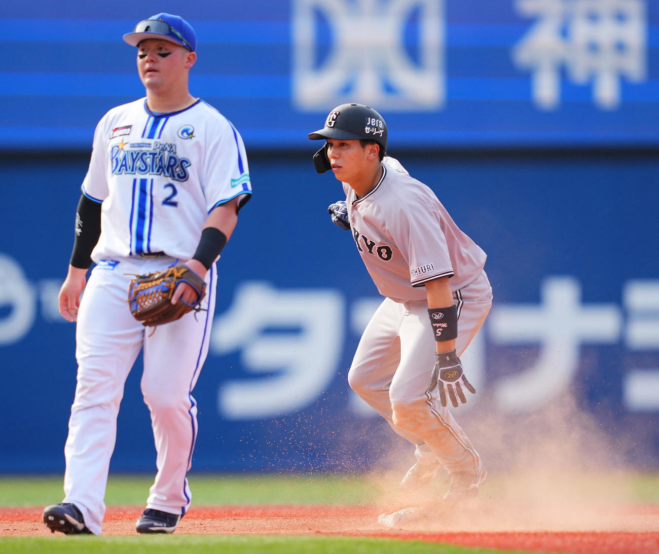 DeNA対巨人　6回表巨人1死一塁、二盗を決める門脇（撮影・垰建太）