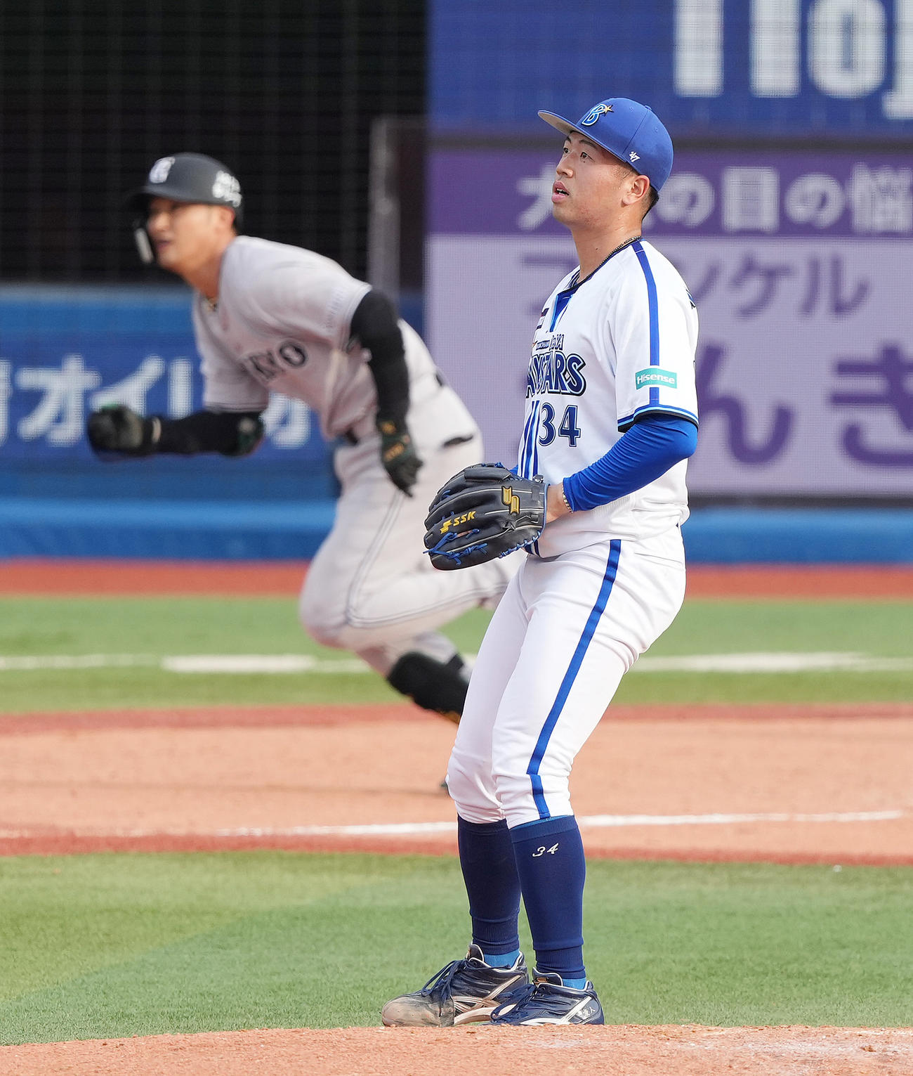 DeNA対巨人　8回表巨人2死一塁、吉川に右適時二塁打を浴びる松本凌（撮影・鈴木みどり）