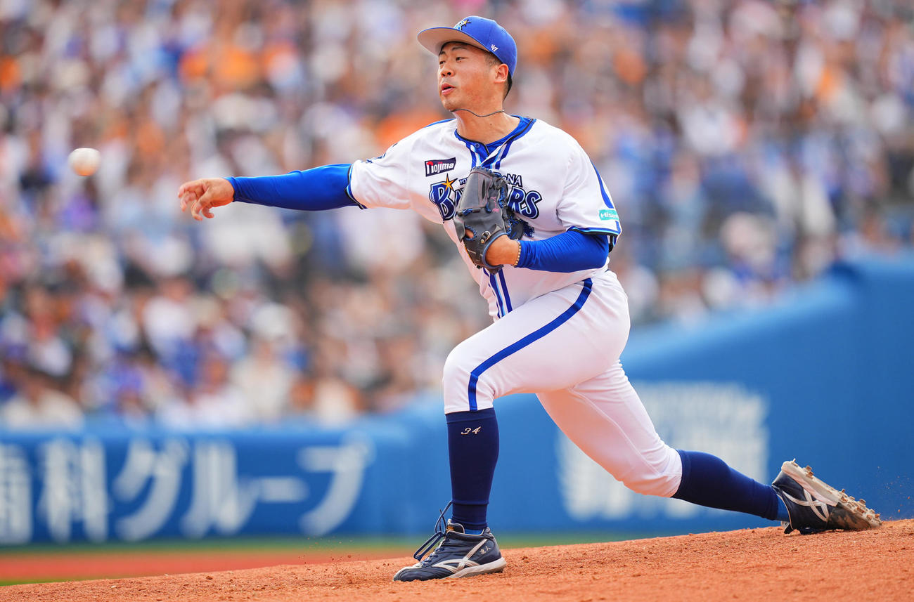 DeNA対巨人　8回表、DeNA4番手で登板し力投する松本（撮影・垰建太）
