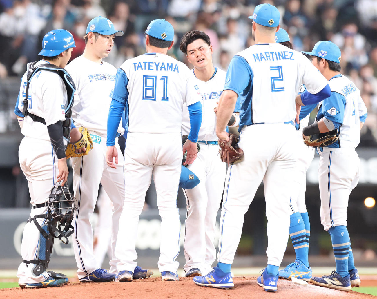 日本ハム対オリックス　5回表オリックス1死二塁、一塁に悪送球し顔をしかめる清宮（中央）（撮影・佐藤翔太）