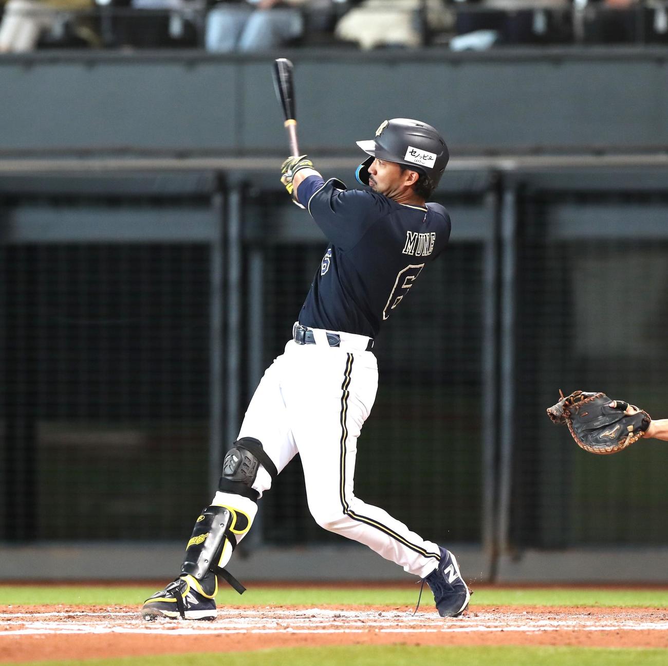 日本ハム対オリックス　7回表オリックス1死二、三塁、右前適時打を放つ宗（撮影・黒川智章）
