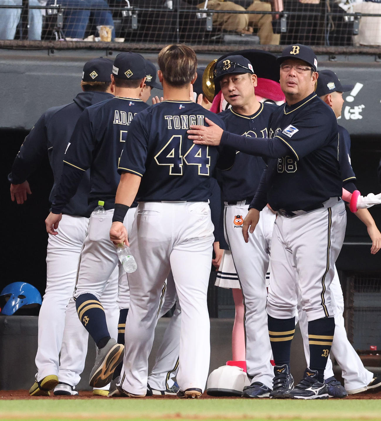 日本ハム対オリックス　日本ハムに勝利しナインを出迎えるオリックス中嶋監督（右後方）（撮影・佐藤翔太）