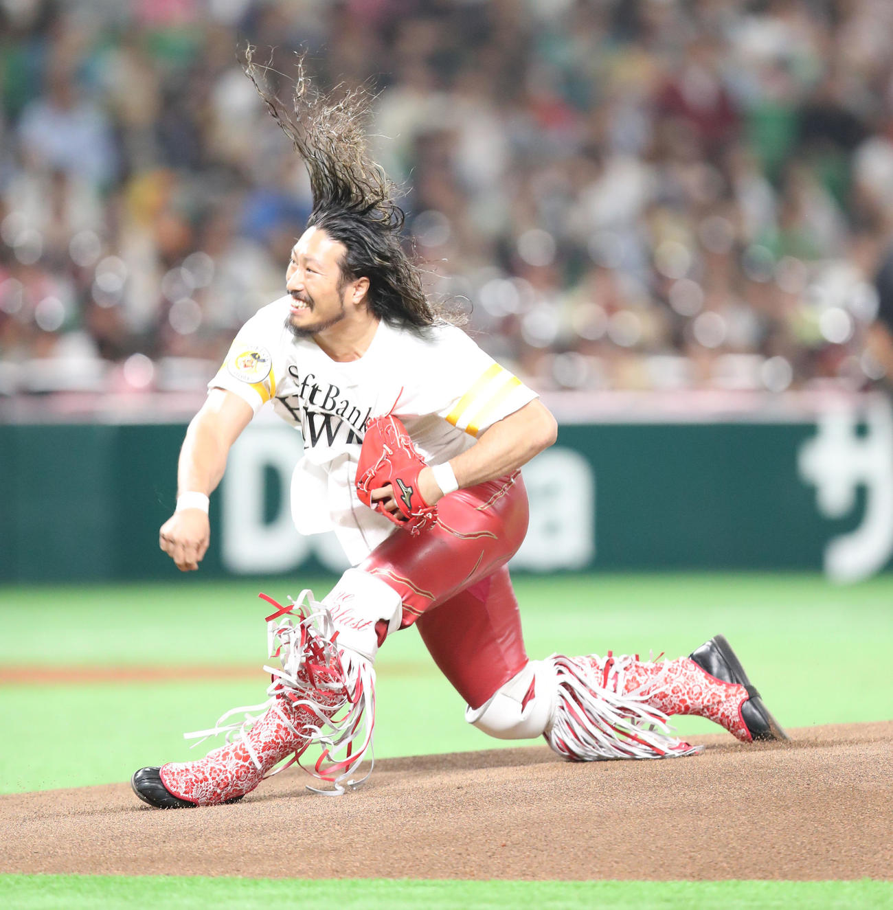 ソフトバンク対西武　始球式で投球後に倒れ込む辻陽太（撮影・梅根麻紀）
