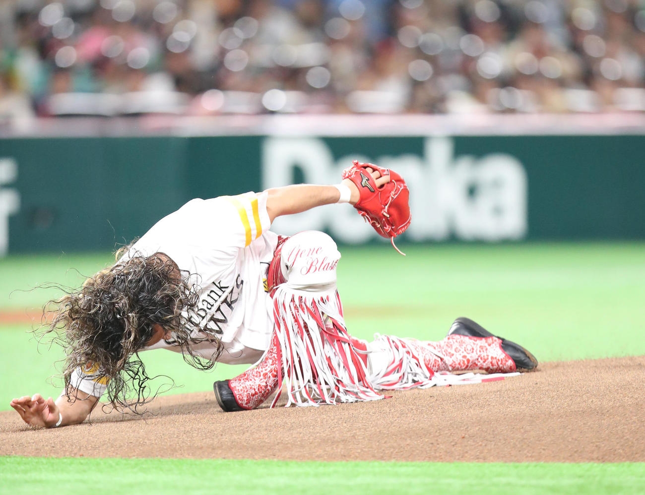 ソフトバンク対西武　始球式で投球後に倒れ込む辻陽太（撮影・梅根麻紀）