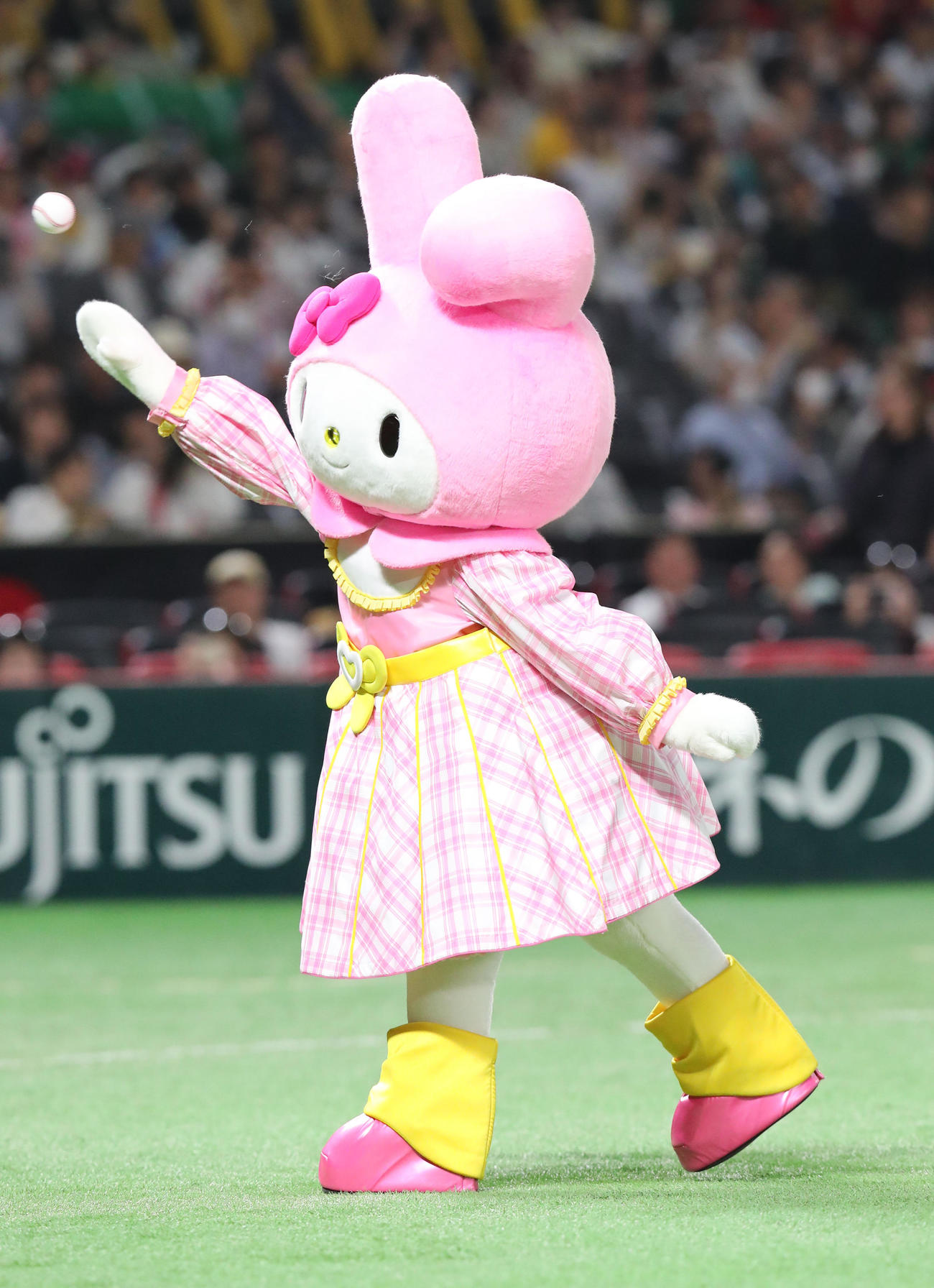 ソフトバンク対西武　セレモニアルピッチでキュートな投球を披露したマイメロディ。おばあちゃんが作ってくれたかわいいずきん、似合ってるね！！（撮影・梅根麻紀）
