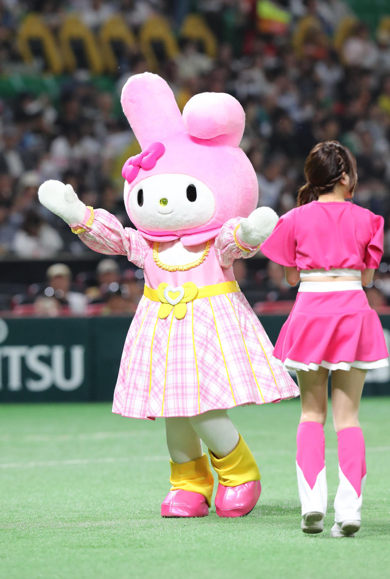 ソフトバンク対西武　セレモニアルピッチでキュートな投球を披露したマイメロディ。おばあちゃんが作ってくれたかわいいずきん、似合ってるね！！（撮影・梅根麻紀）