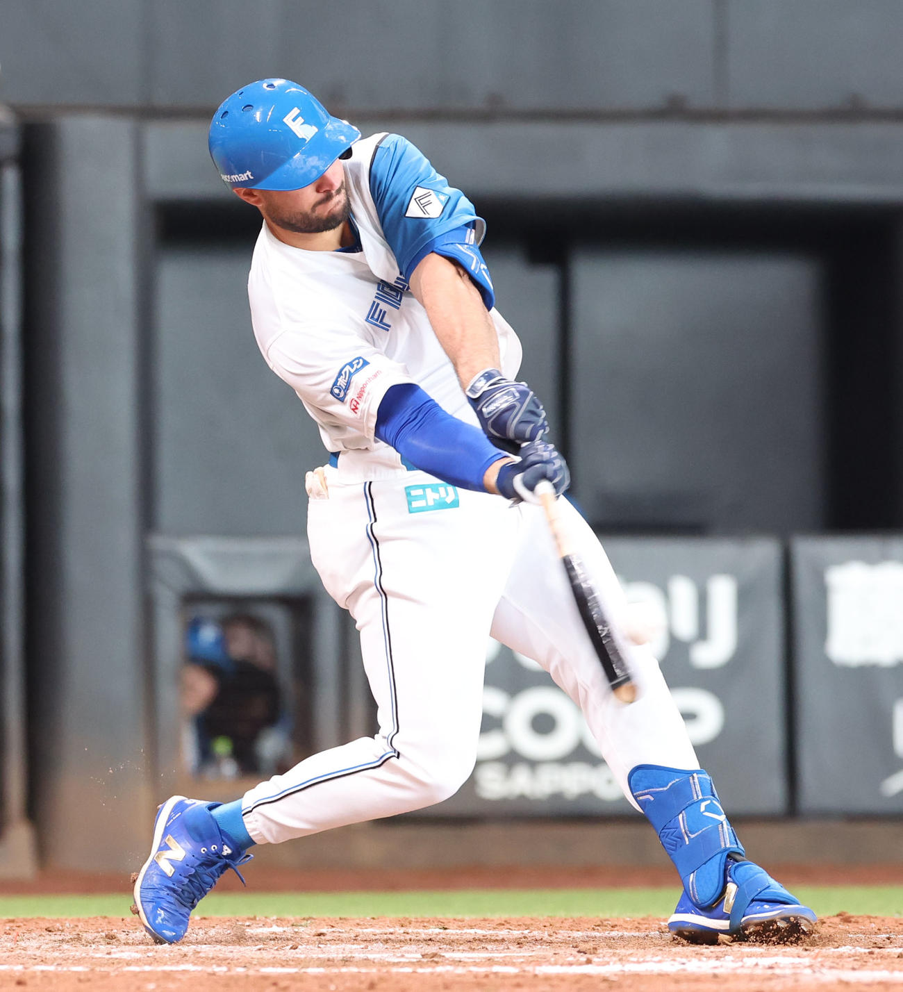 日本ハム対オリックス　5回裏日本ハム2死二塁、マルティネスは適時二塁打を放つ（撮影・佐藤翔太）