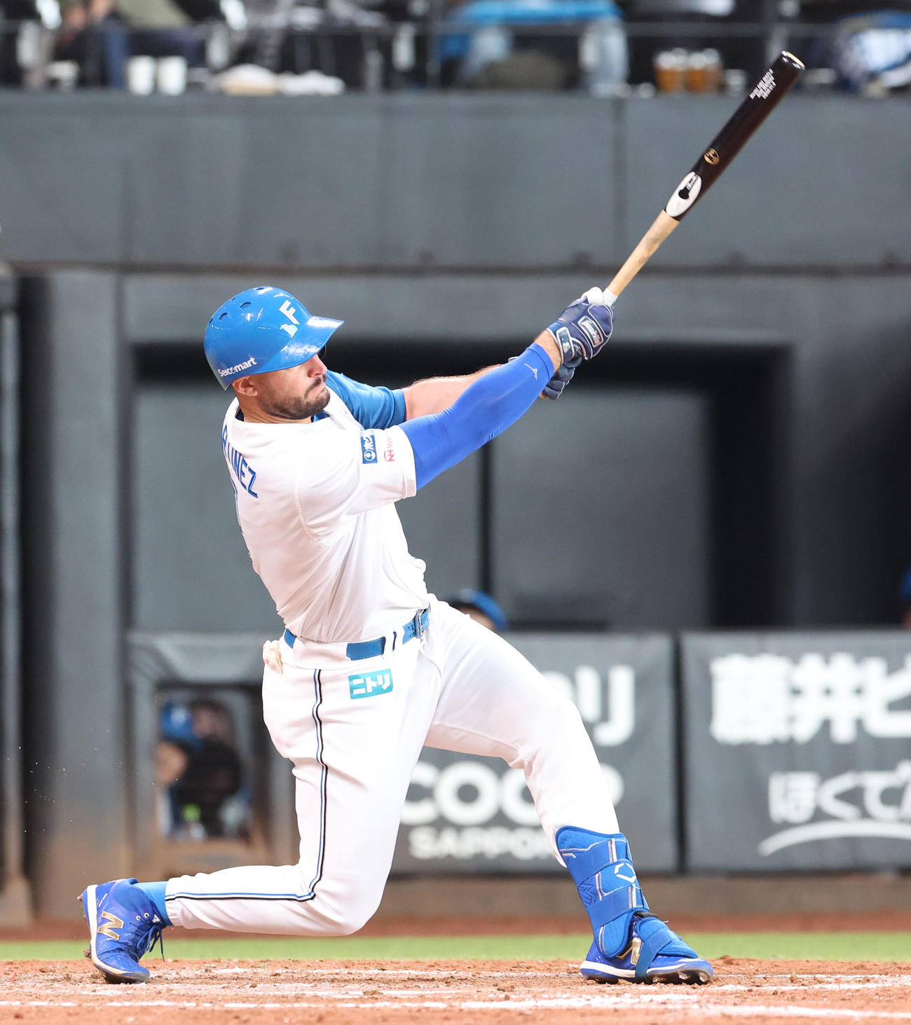 日本ハム対オリックス　5回裏日本ハム2死二塁、マルティネスは適時二塁打を放つ（撮影・佐藤翔太）