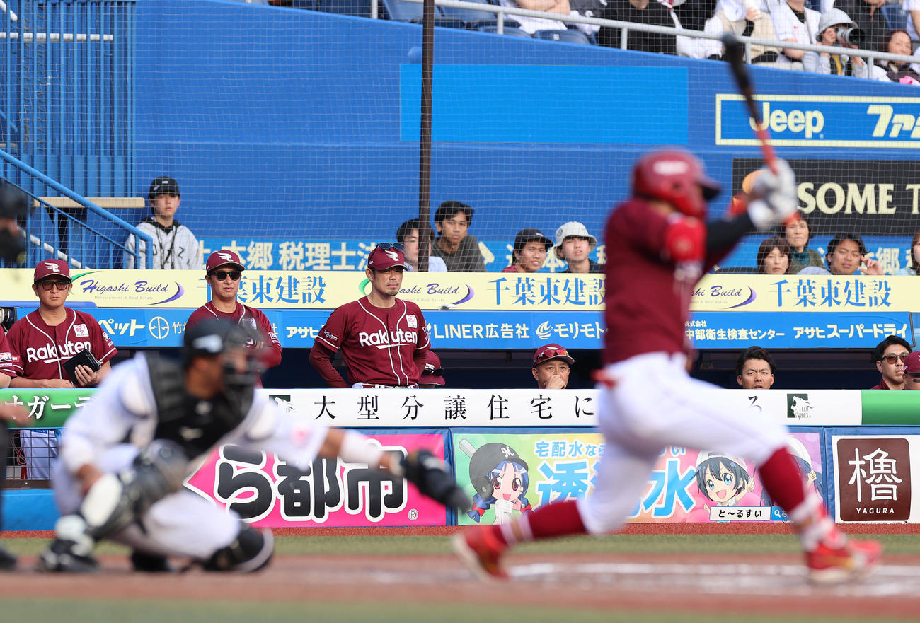 ロッテ対楽天　9回表楽天2死一塁、遊ゴロに倒れる村林を見つめる今江監督（中央）（撮影・河野匠）