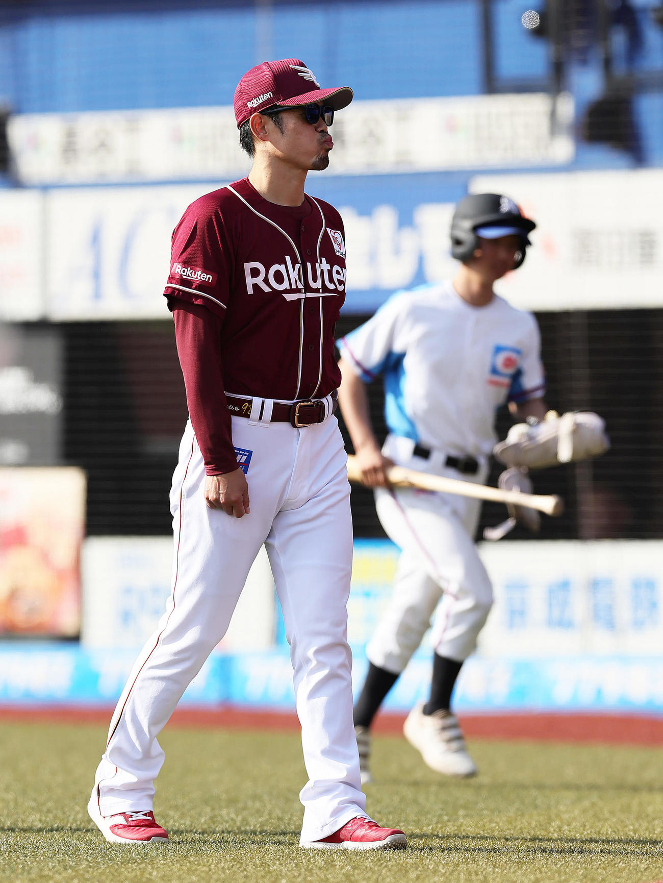 ロッテ対楽天　選手交代を告げ、厳しい表情を見せる楽天今江監督（撮影・足立雅史）