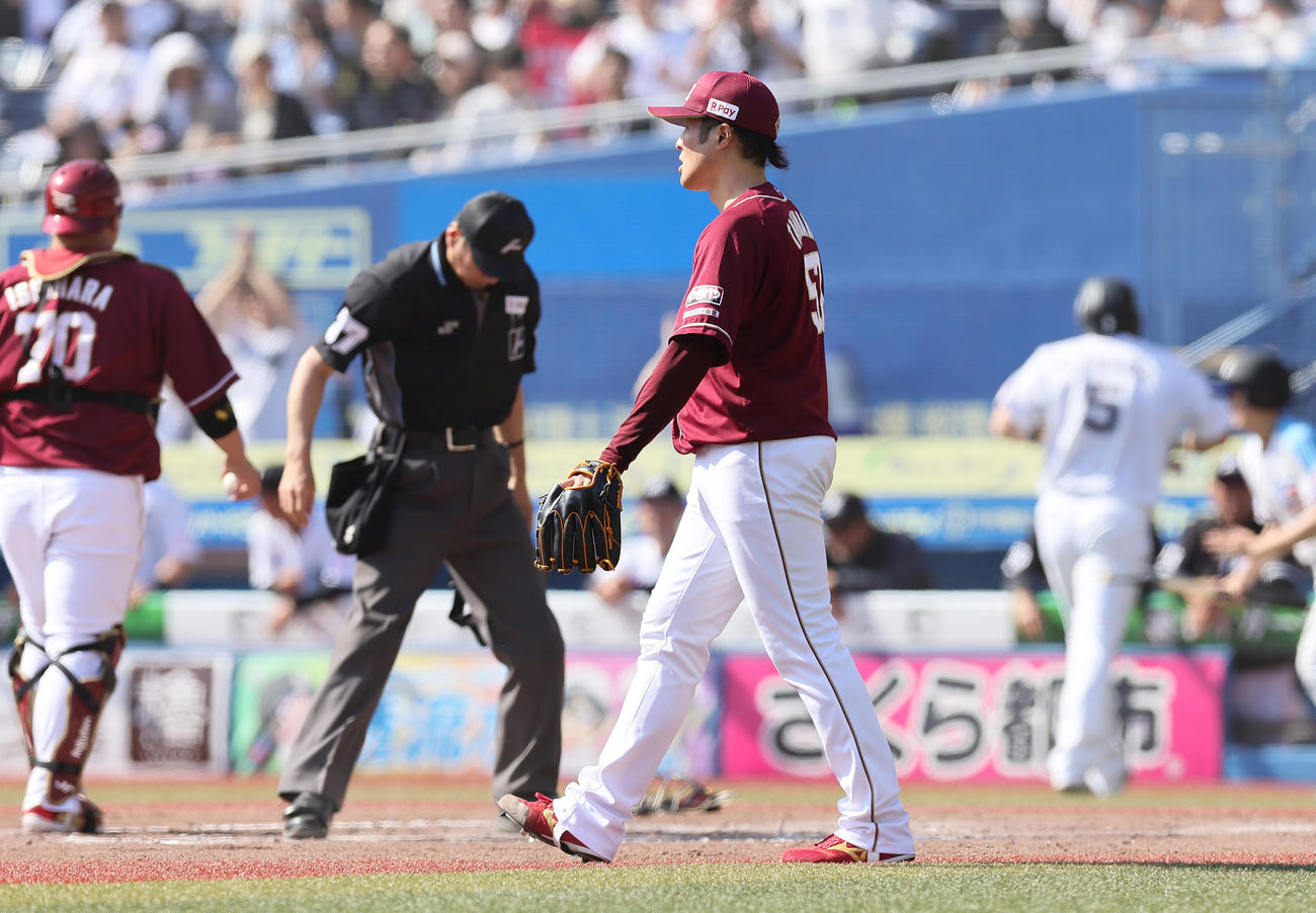 ロッテ対楽天　3回裏ロッテ2死一、二塁、ポランコの右前適時打を浴びた滝中（中央）（撮影・足立雅史）