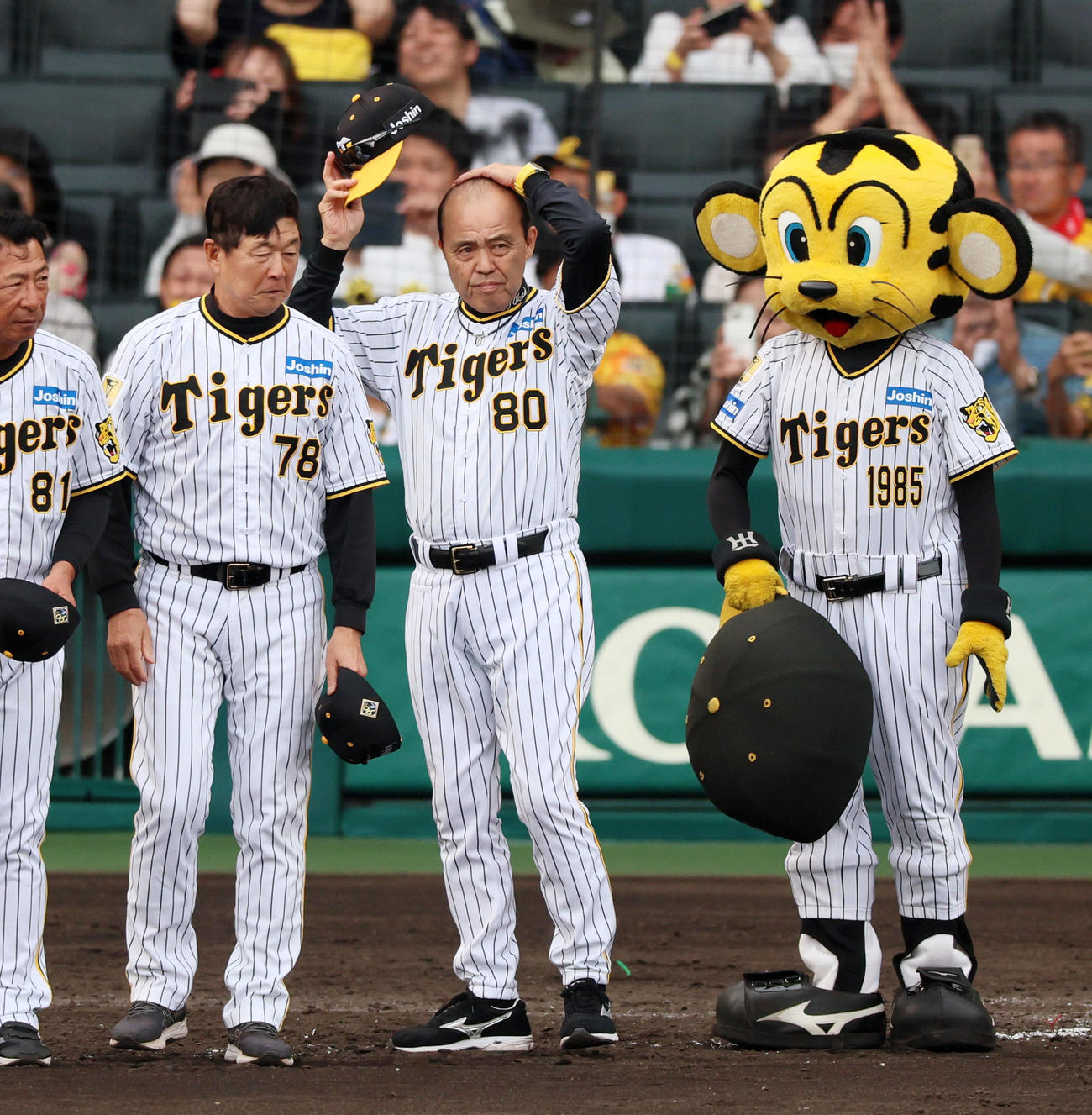 阪神対ヤクルト　ヤクルトに勝利しスタンドにあいさつする岡田監督。左は平田ヘッドコーチ（撮影・加藤哉）