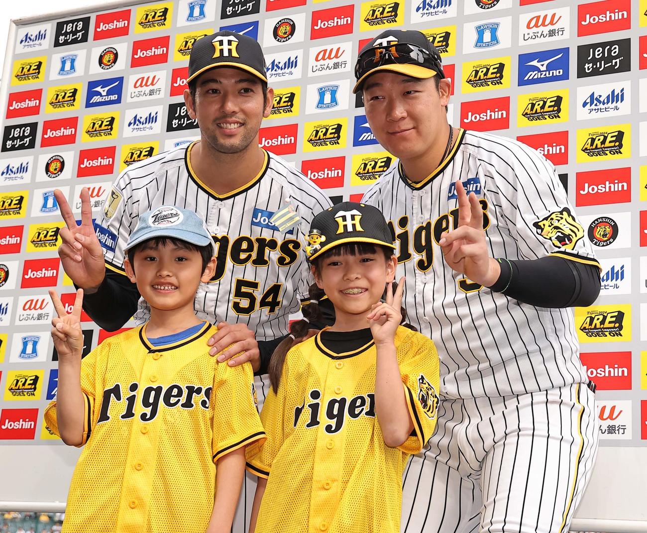 阪神対ヤクルト　お立ち台で子供ファンと記念撮影をする加治屋（左）と大山（撮影・上田博志）