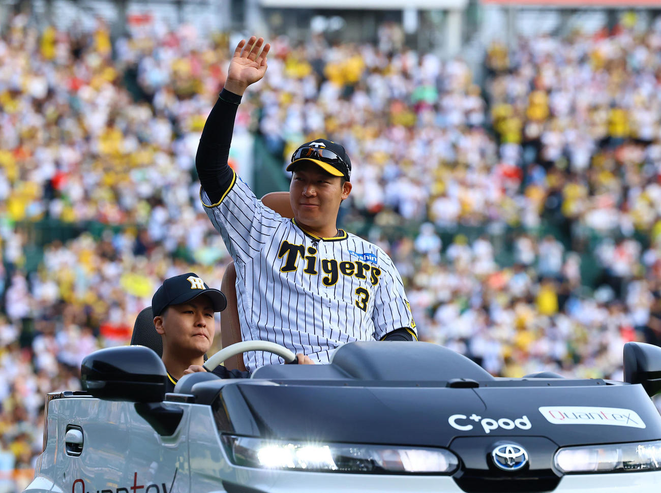 阪神対ヤクルト　ヤクルトに勝利し、ファンに手を振る阪神大山（撮影・藤尾明華）