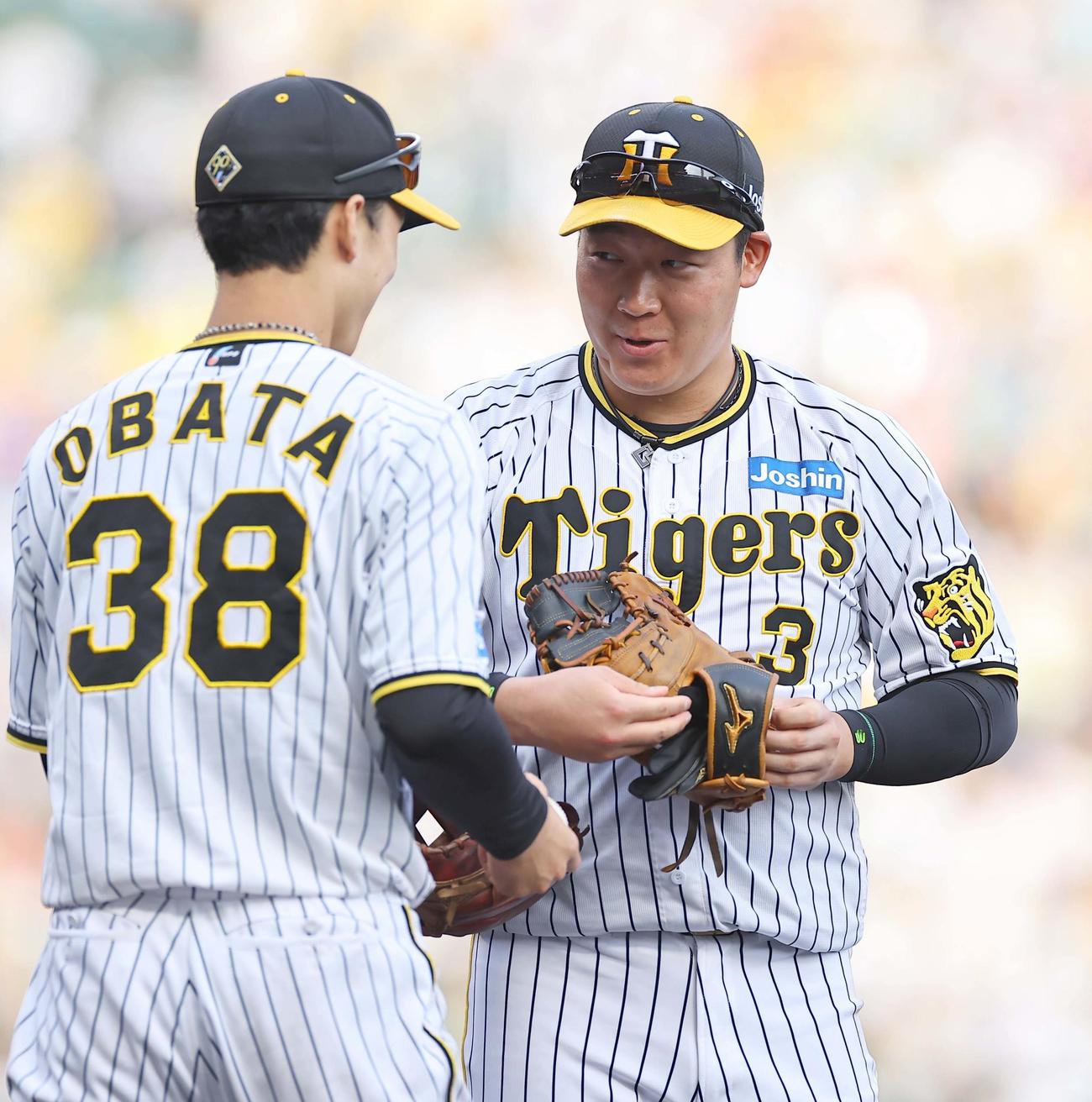 阪神対ヤクルト　7回、左前逆転2点適時打を放った大山は笑顔を見せる（撮影・上田博志）