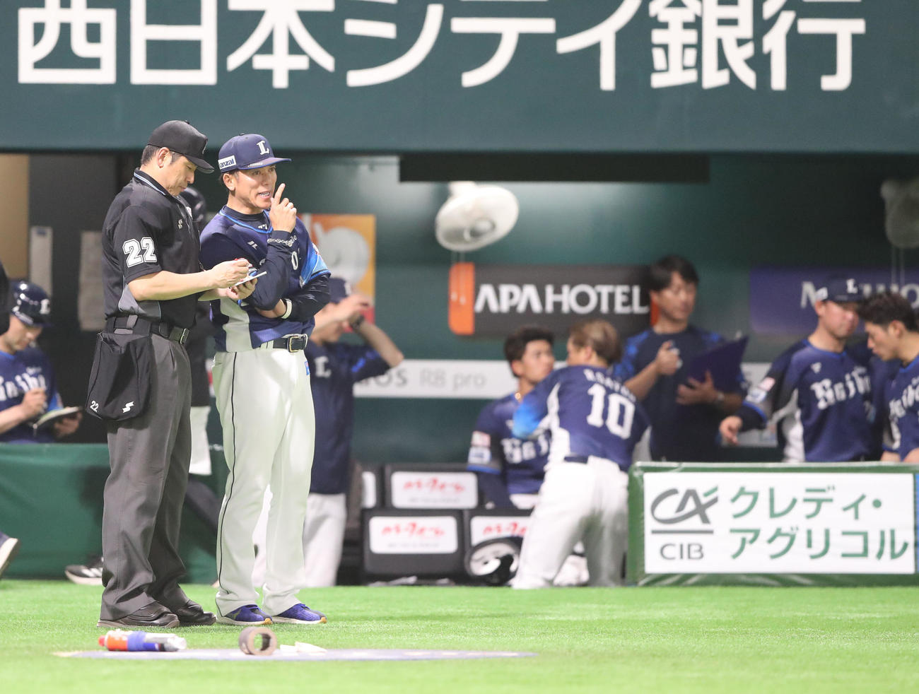 ソフトバンク対西武　選手交代を審判に告げる松井監督（撮影・梅根麻紀）