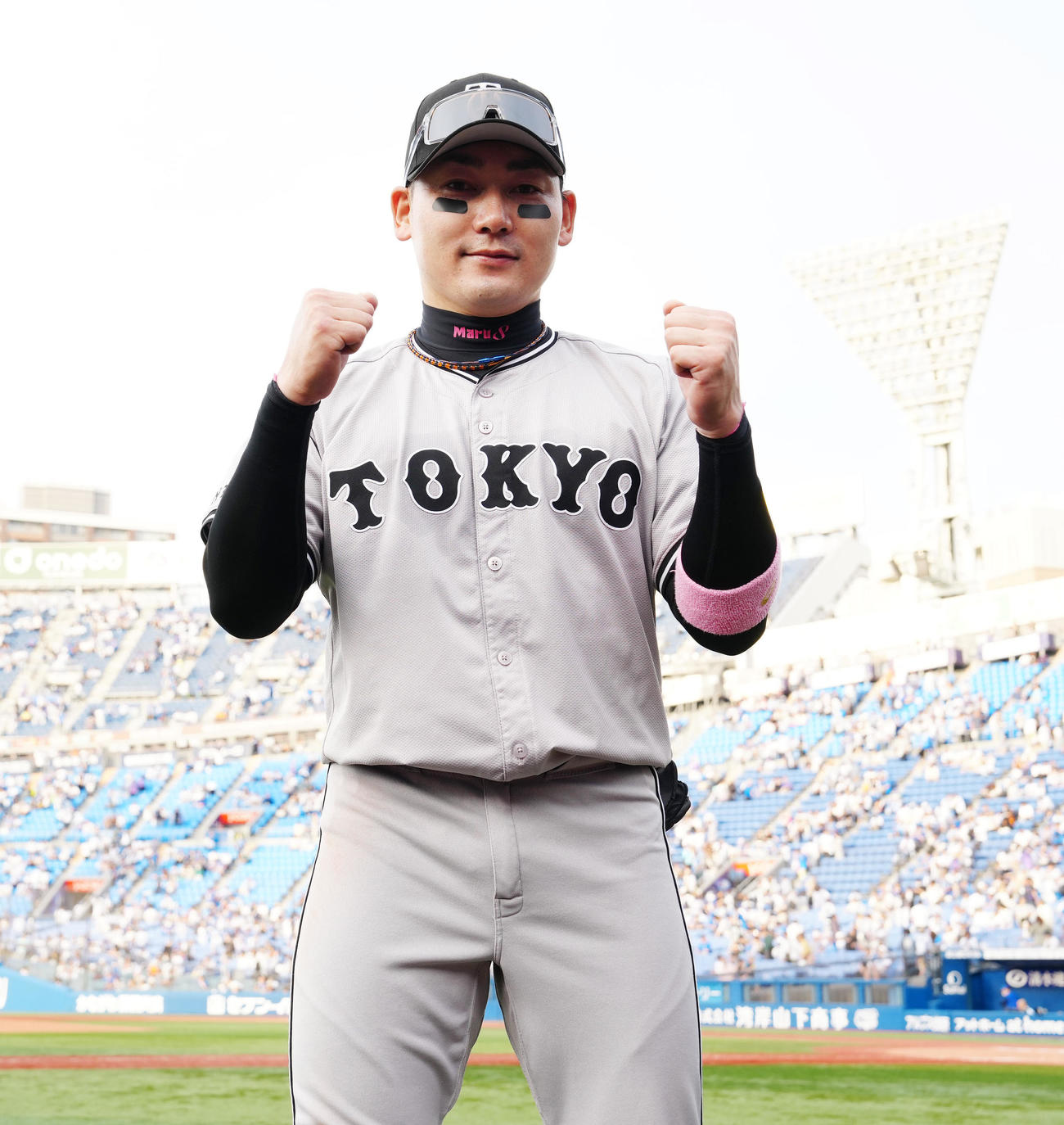 DeNA対巨人　試合後、ガッツポーズで写真に納まる巨人丸（撮影・江口和貴）