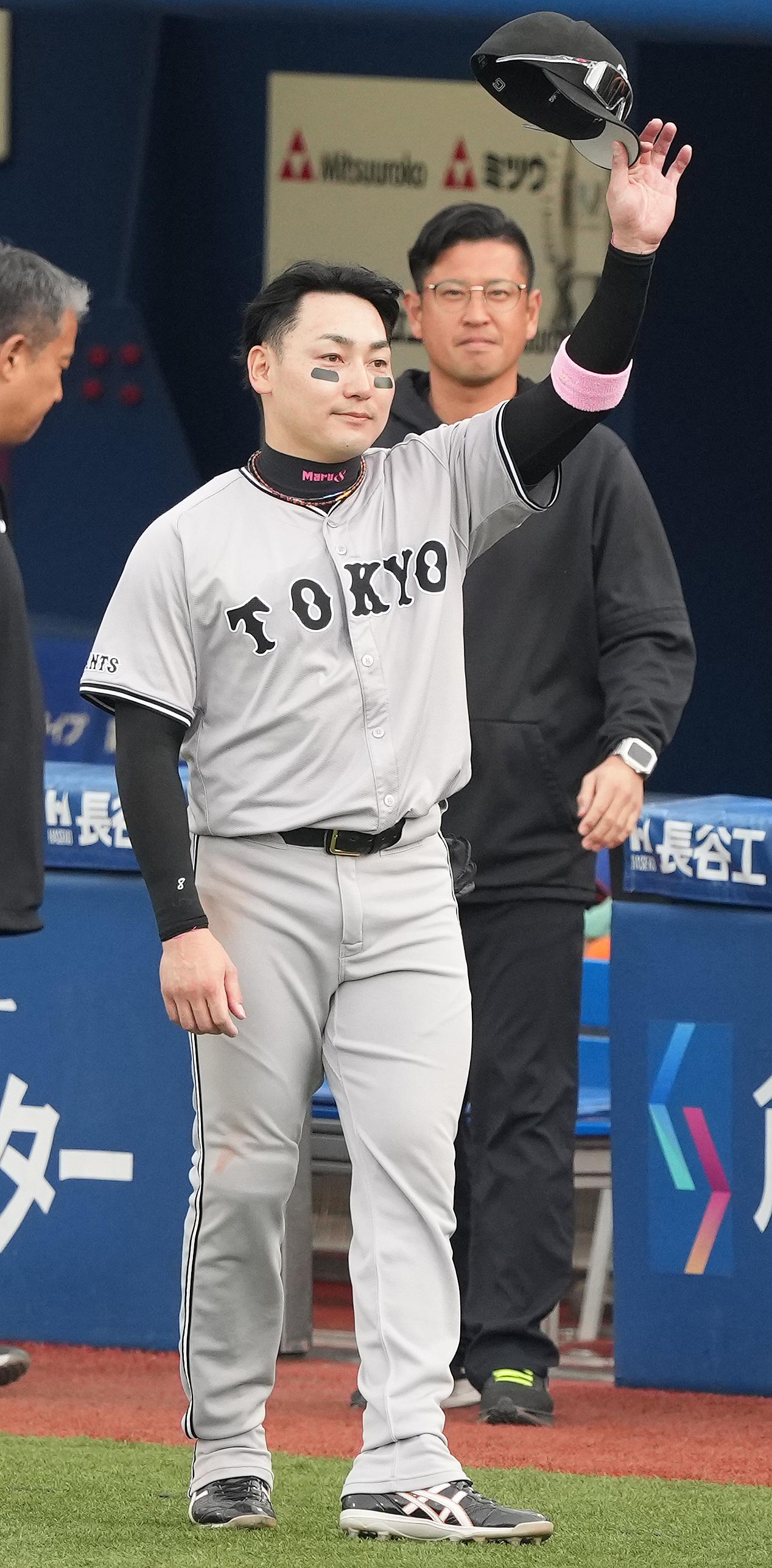 DeNA対巨人　ヒーローインタビュー後、ファンの声援に応える巨人丸（撮影・鈴木みどり）