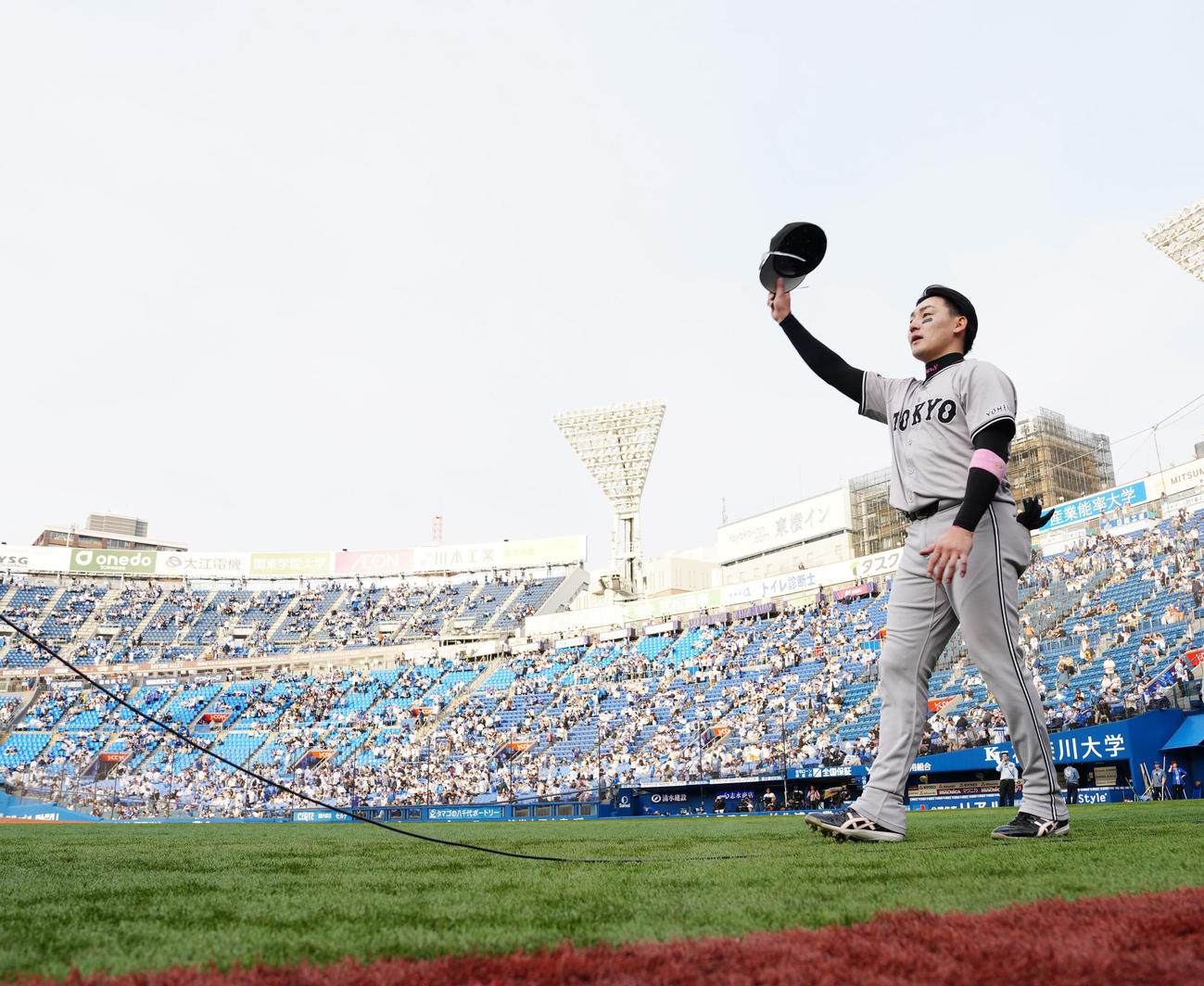 DeNA対巨人　試合後、巨人ファンにあいさつする丸（撮影・江口和貴）