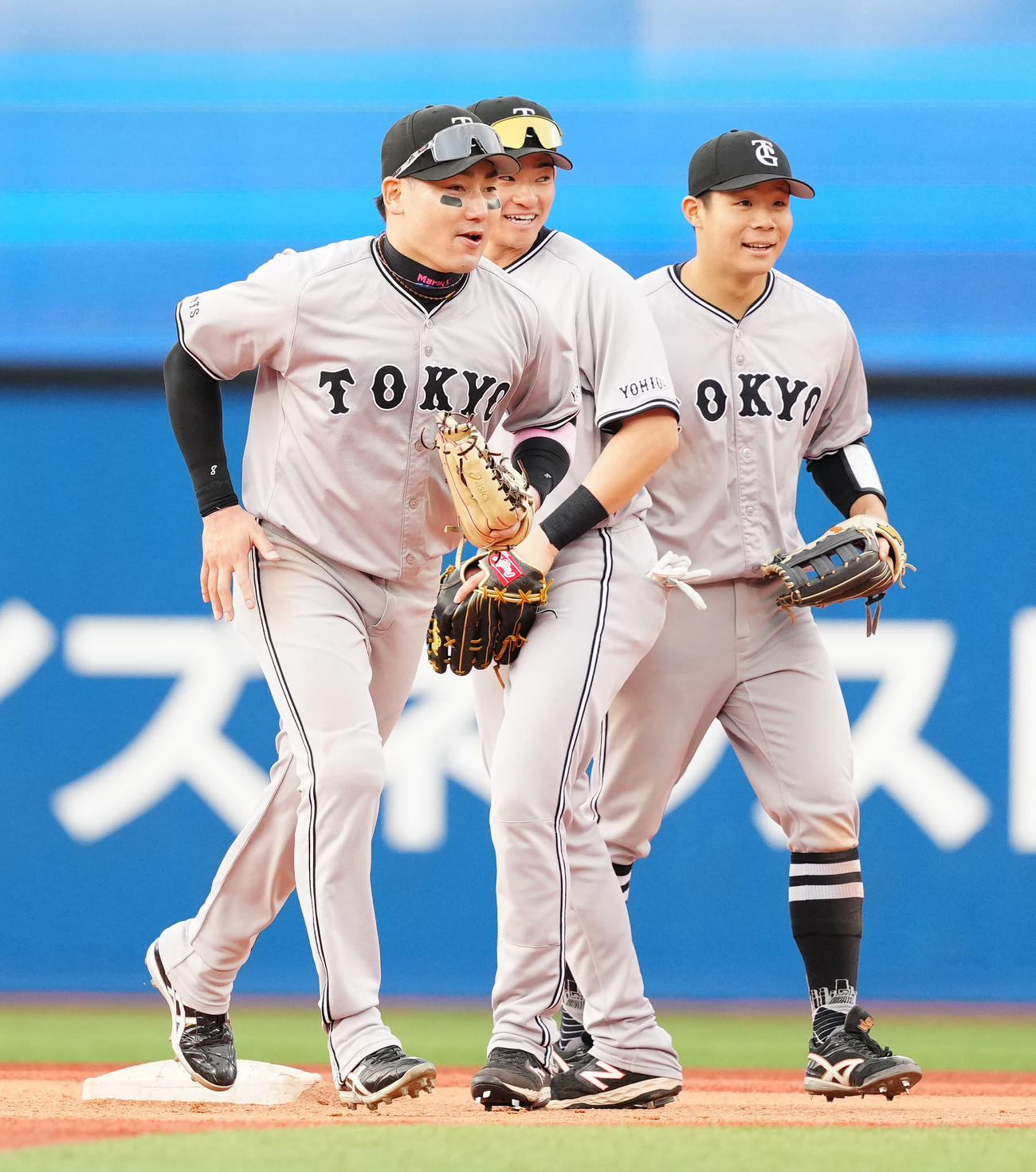 DeNA対巨人　DeNAに勝利し、タッチを交わした、左から巨人丸、萩尾、佐々木（撮影・江口和貴）