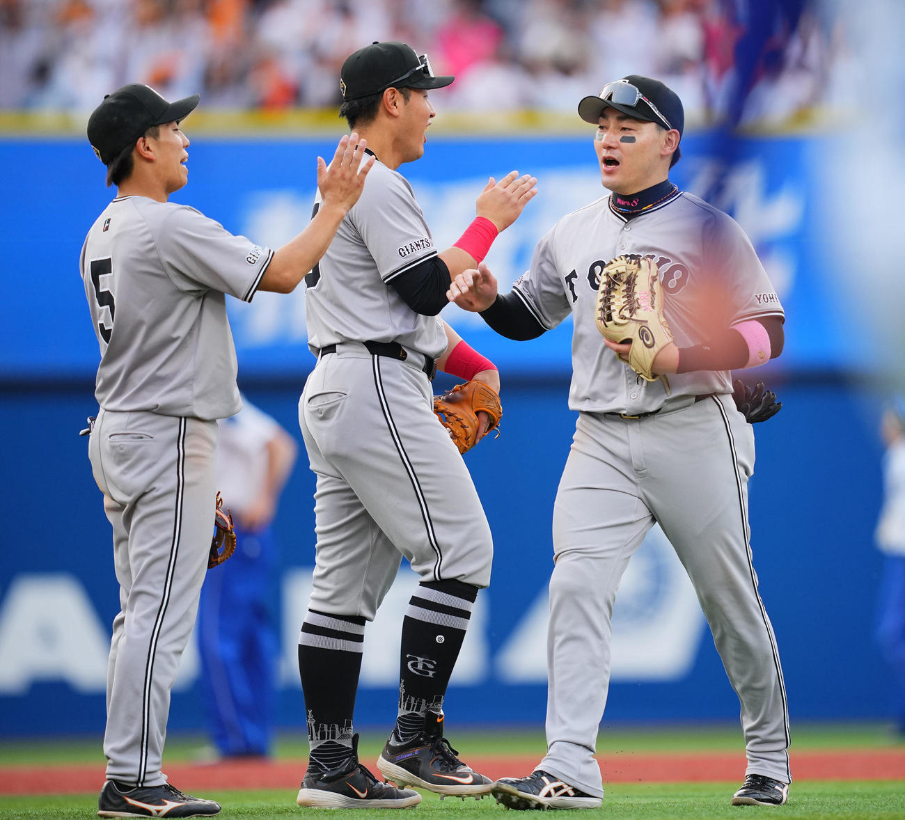 DeNA対巨人　DeNAに勝利し笑顔でタッチを交わす巨人丸（右）らナイン（撮影・垰建太）