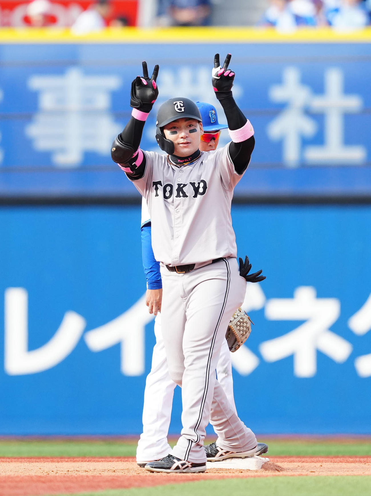 DeNA対巨人　6回表巨人2死二塁、適時二塁打を放ちポーズを決める丸（撮影・江口和貴）