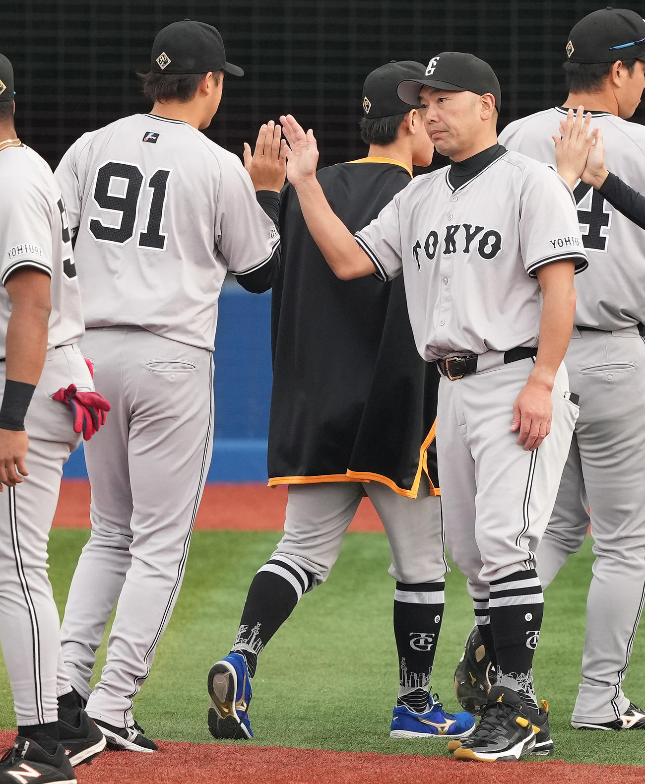DeNA対巨人　DeNAに勝利し、堀田（左）らナインを迎える巨人阿部監督（撮影・鈴木みどり）