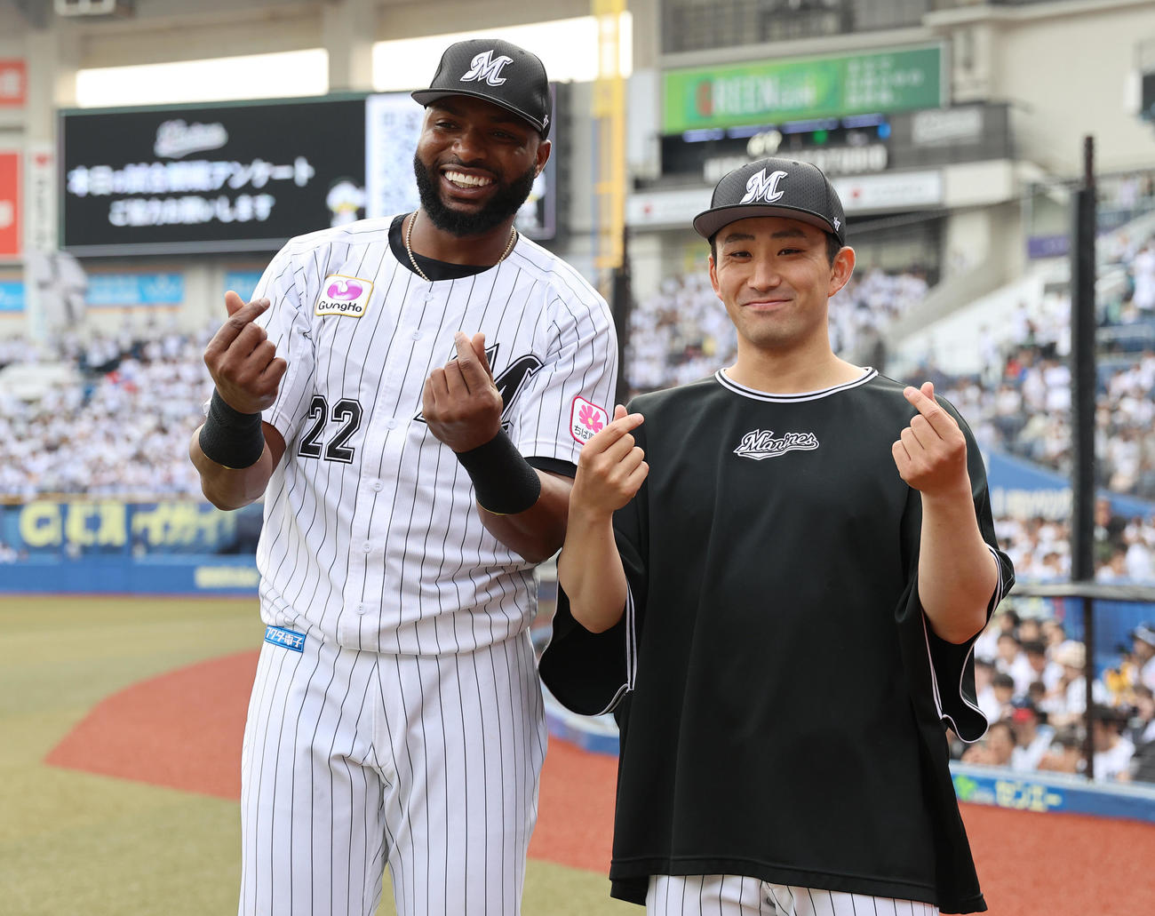 ロッテ対楽天　楽天に勝利し、キュンですのポーズを決める小島（右）とポランコ（撮影・河野匠）