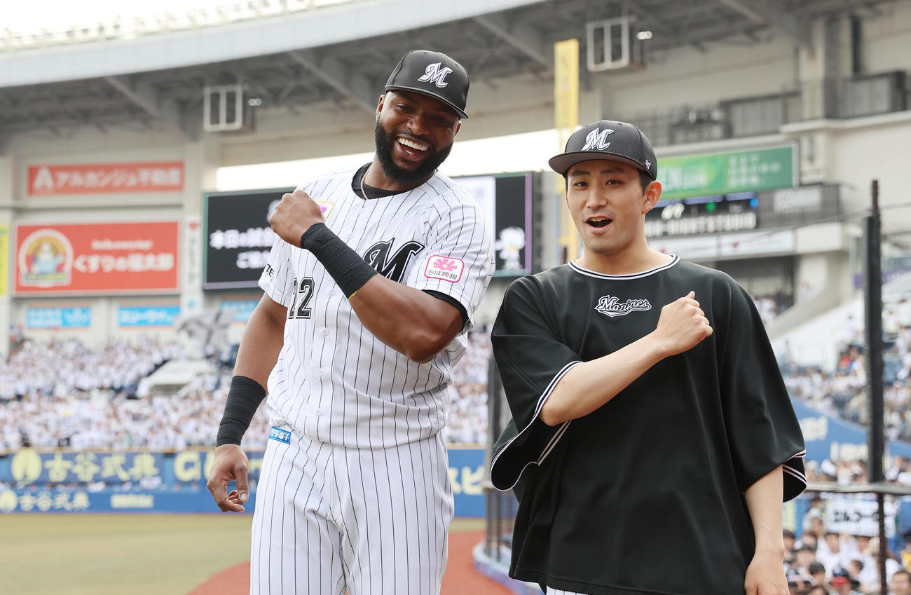 ロッテ対楽天　楽天に勝利し、パワーのポーズを決める小島（右）とポランコ（撮影・河野匠）