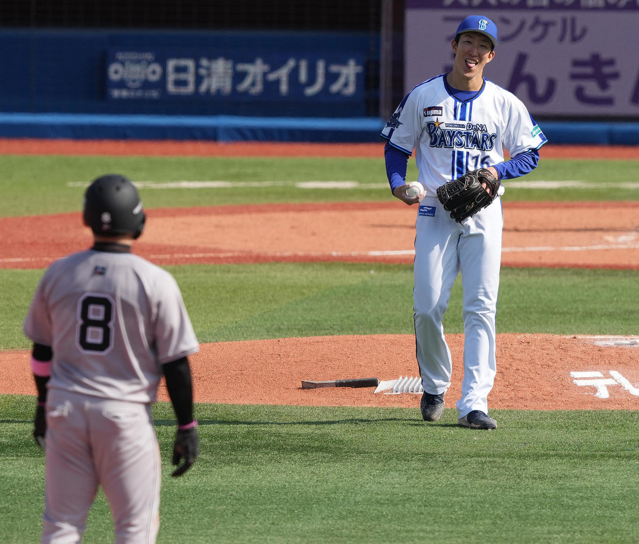 DeNA対巨人　4回表巨人2死一塁、打者佐佐々木の時、ボークを取られ、浮かない表情の大貫（撮影・鈴木みどり）
