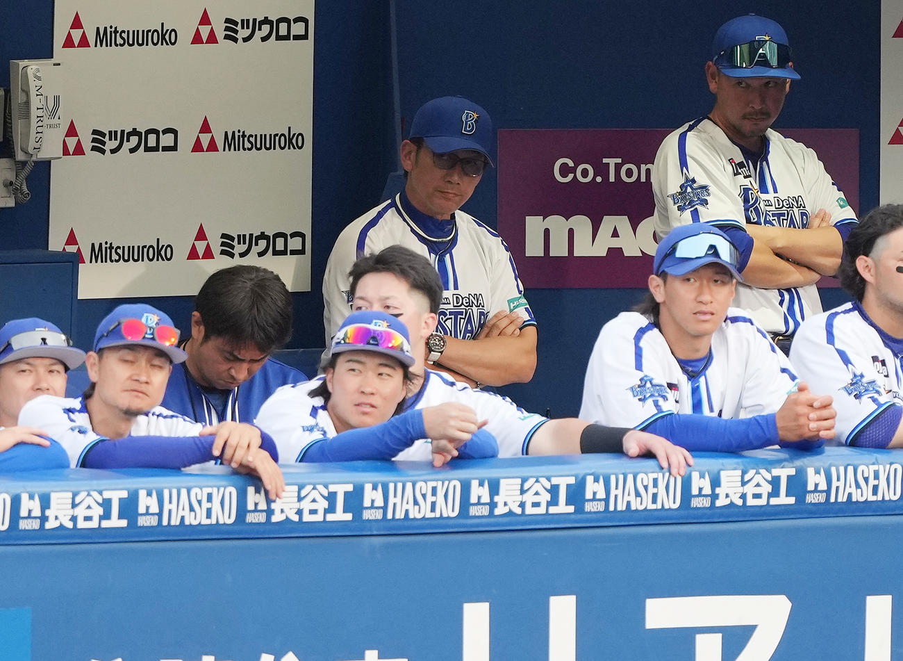 DeNA対巨人　ベンチで腕を組むDeNA三浦監督（中央）（撮影・鈴木みどり）